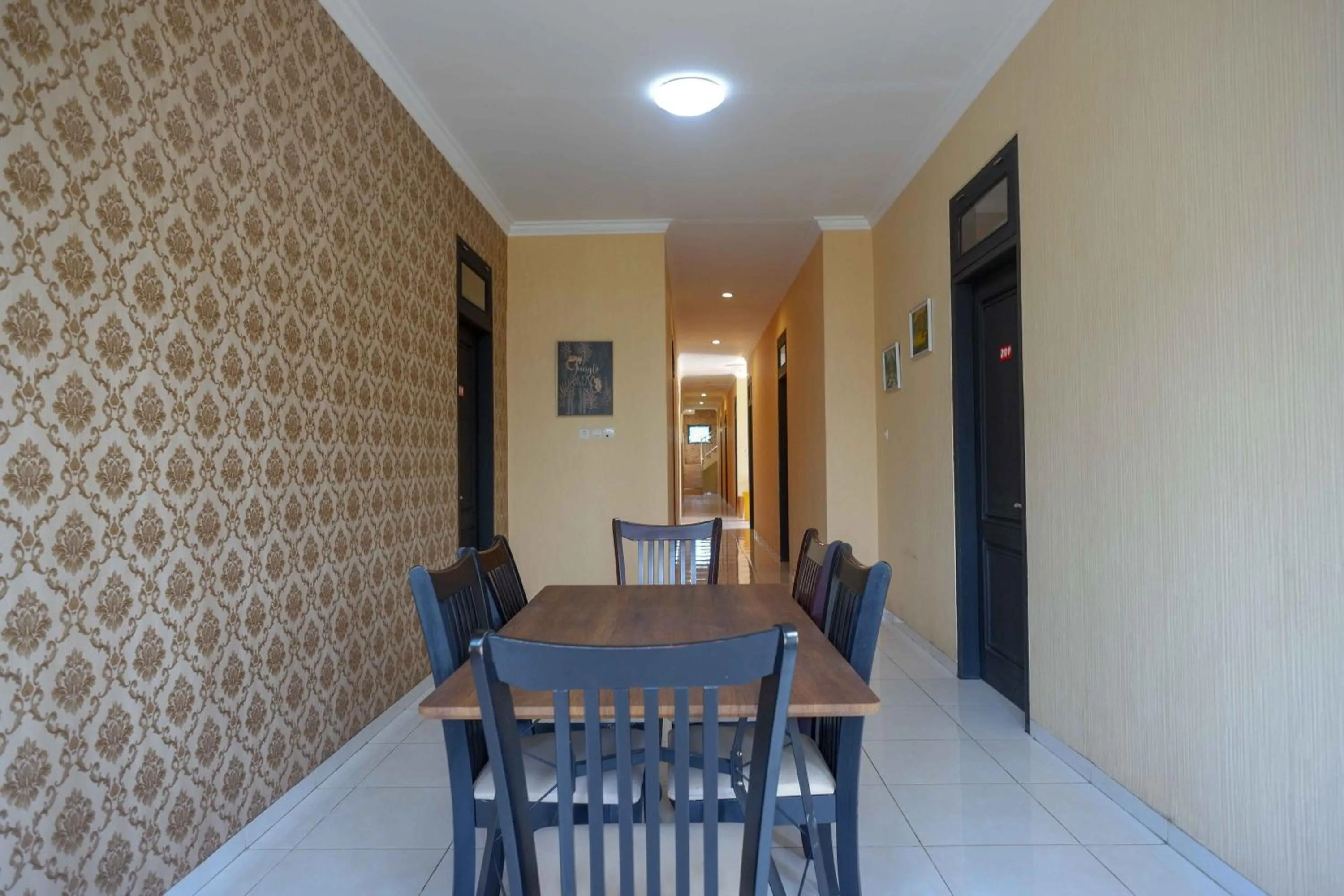 Seating area in RedDoorz Syariah near PLTU Cilacap