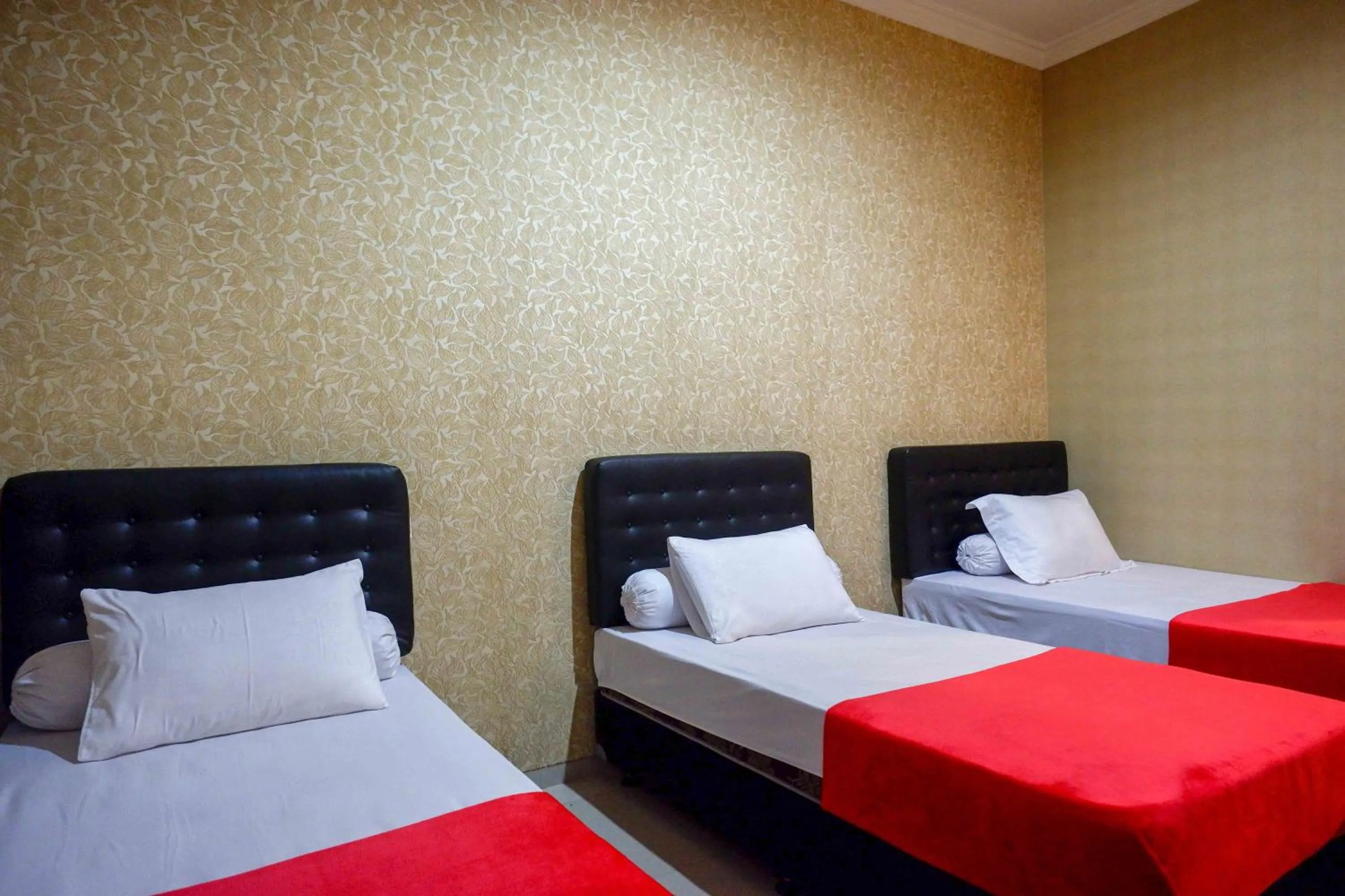 Bedroom in RedDoorz Syariah near PLTU Cilacap