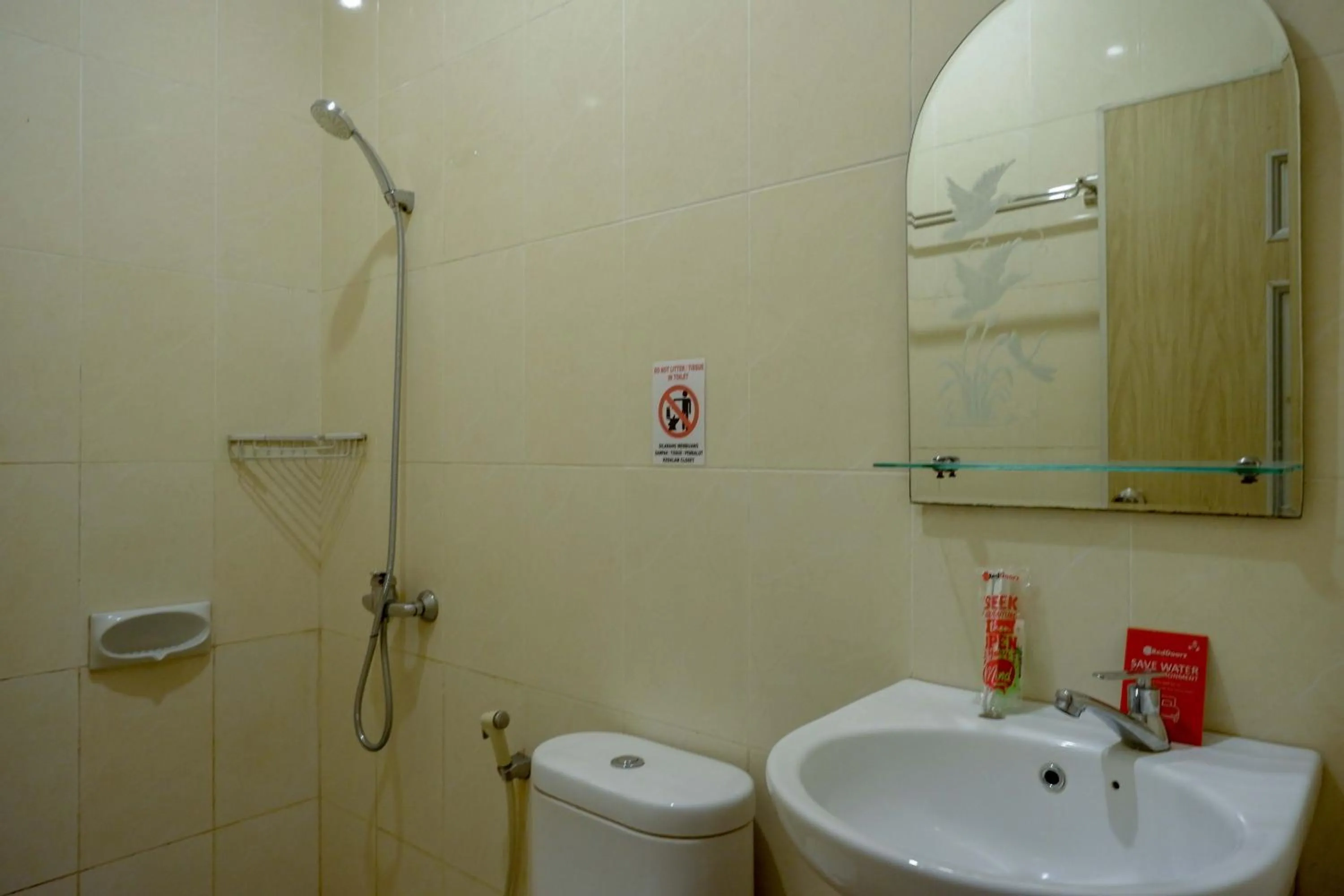 Bathroom in RedDoorz Syariah near PLTU Cilacap