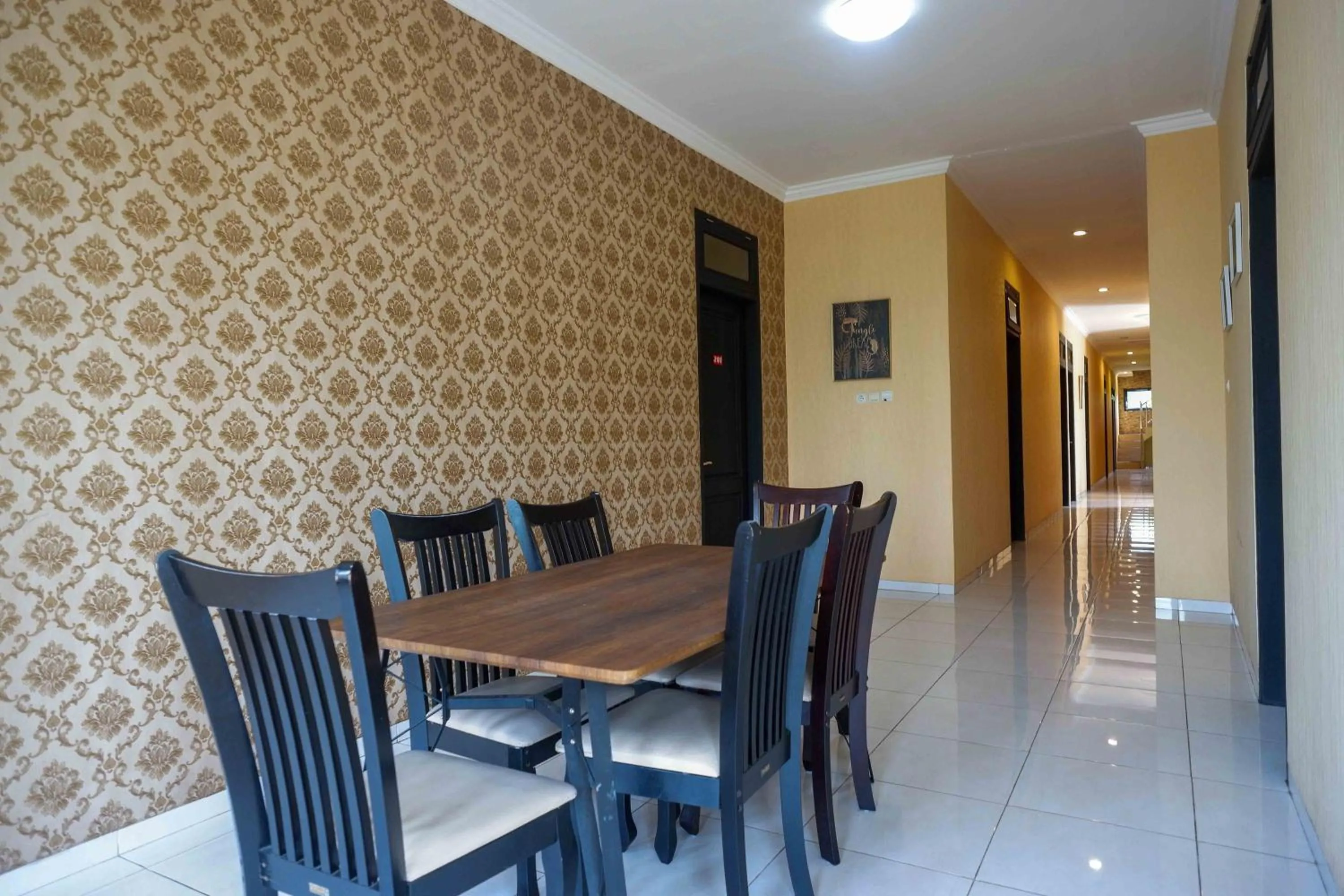 Restaurant/places to eat in RedDoorz Syariah near PLTU Cilacap