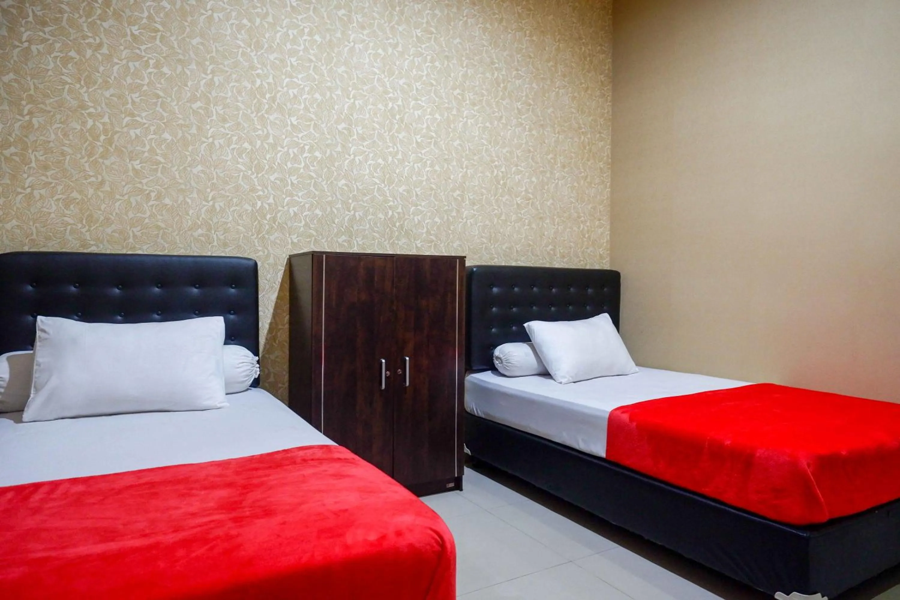 Bedroom in RedDoorz Syariah near PLTU Cilacap