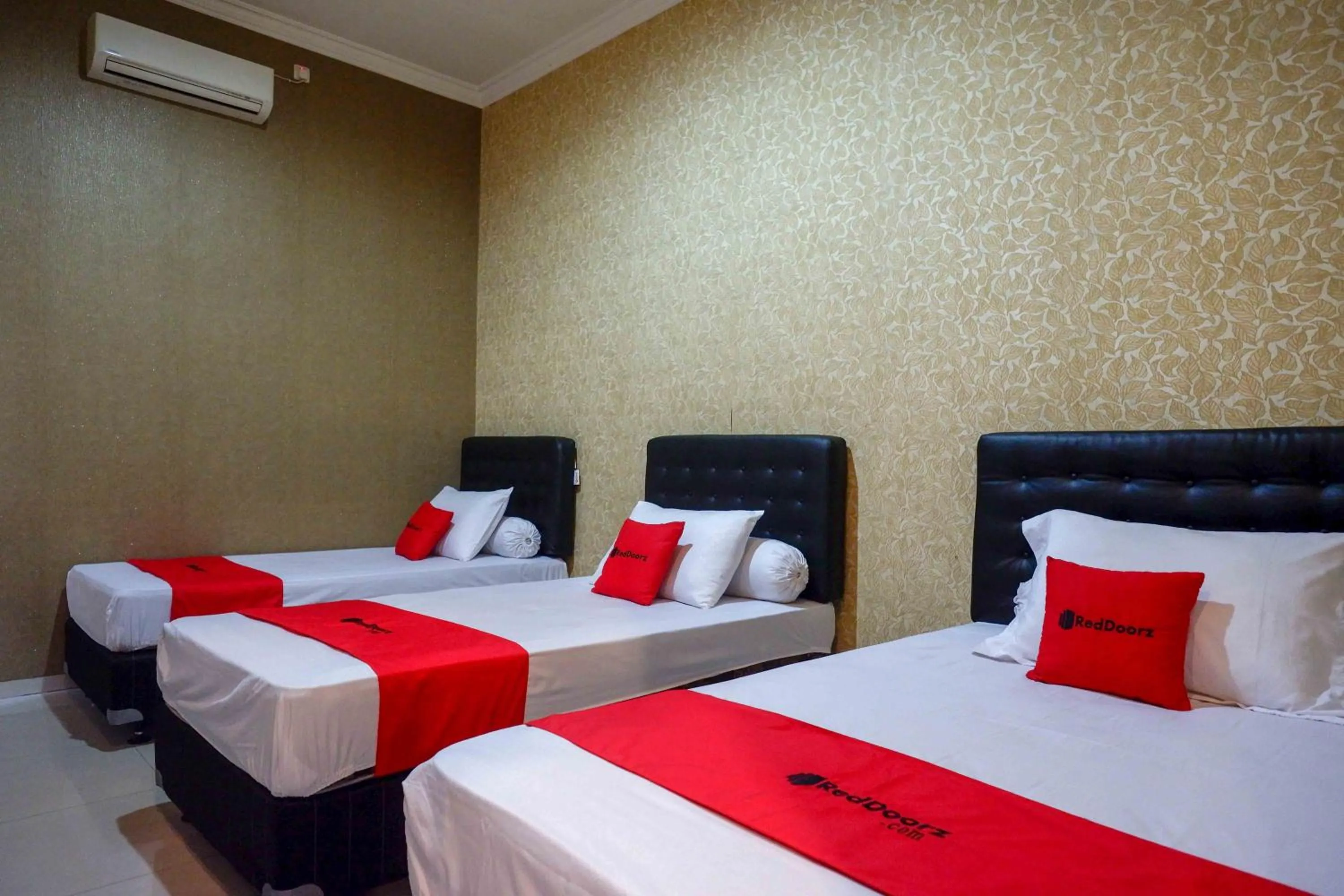 Bedroom in RedDoorz Syariah near PLTU Cilacap