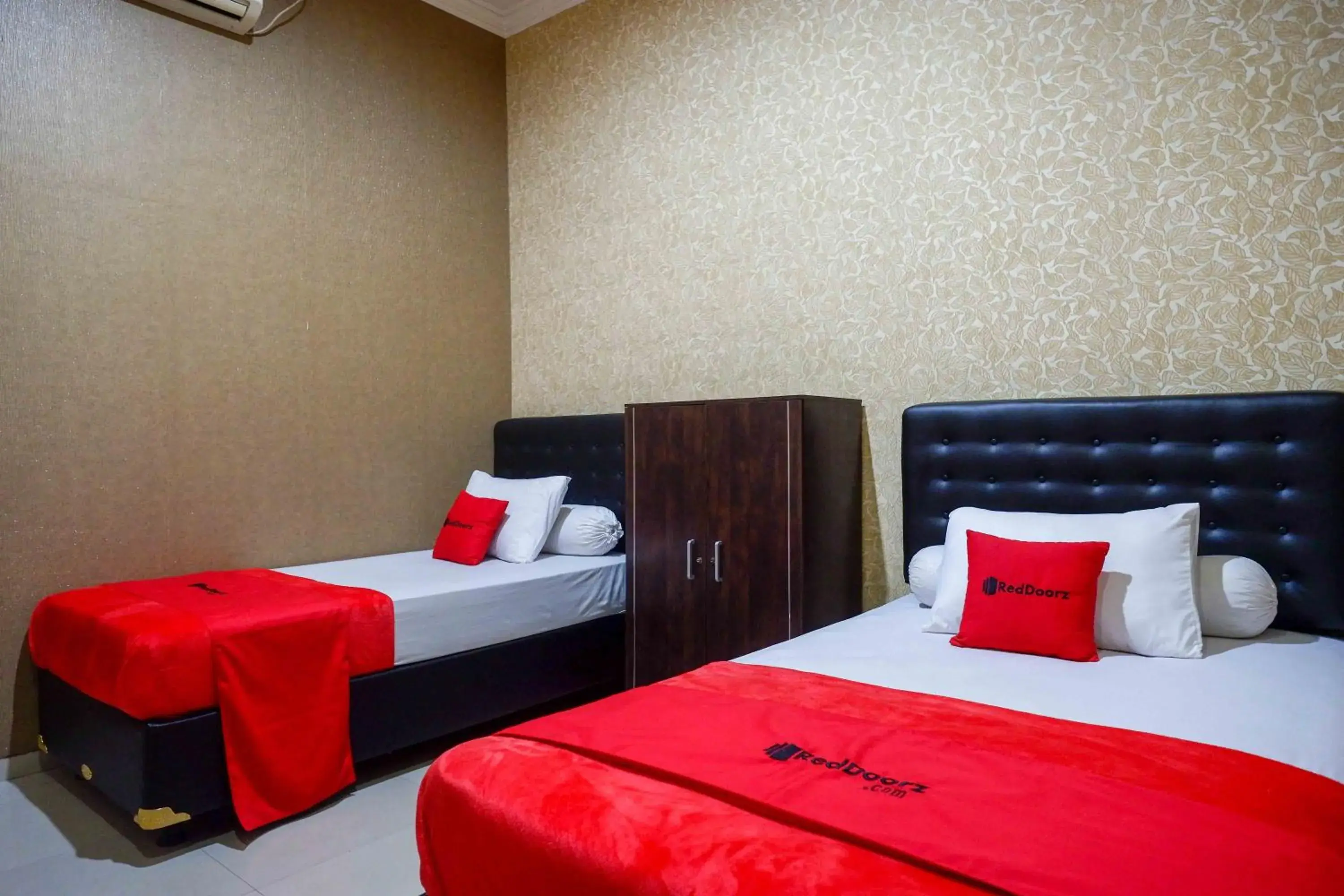 Twin Room in RedDoorz Syariah near PLTU Cilacap Twin Room in RedDoorz Syariah near PLTU Cilacap