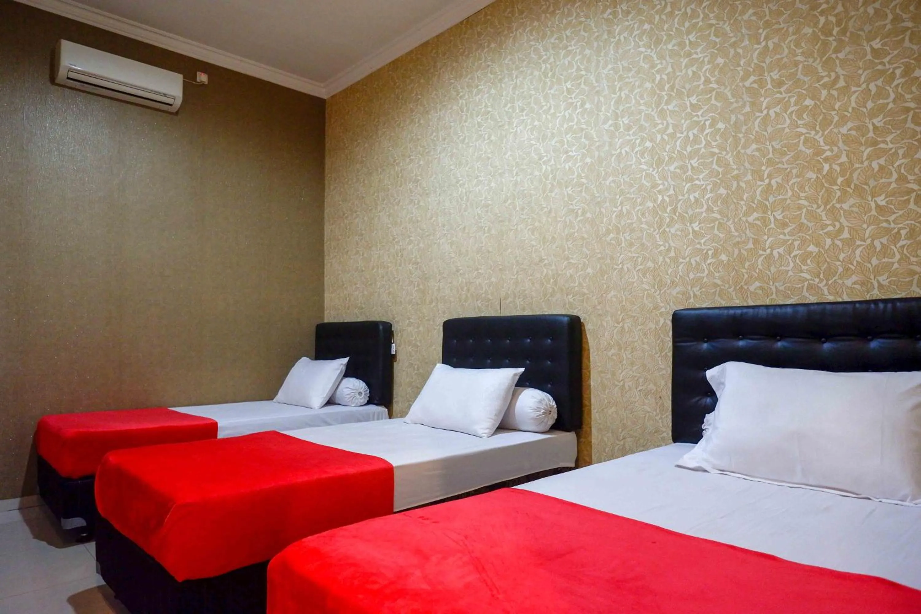 Bedroom in RedDoorz Syariah near PLTU Cilacap