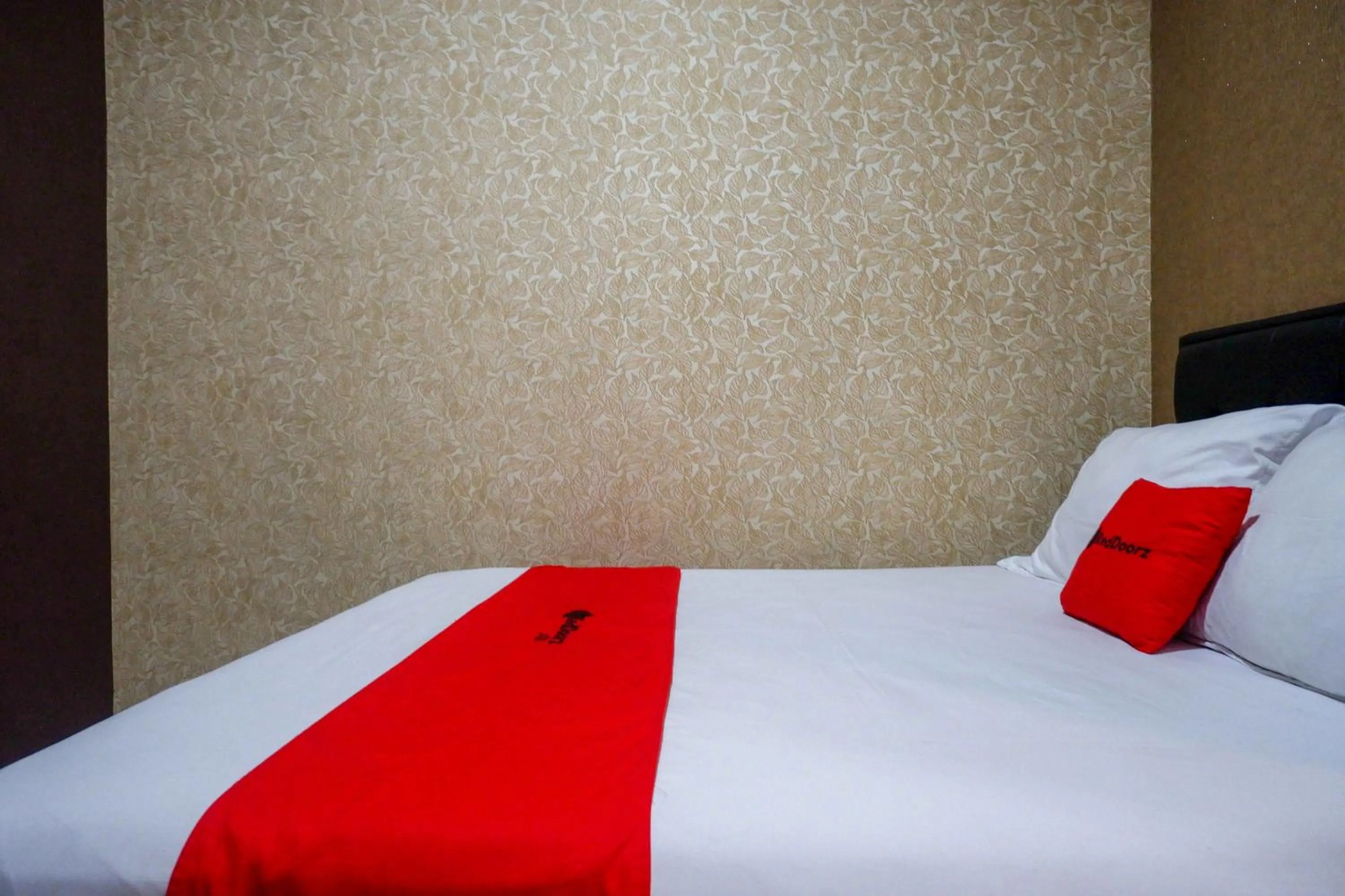 Bedroom in RedDoorz Syariah near PLTU Cilacap