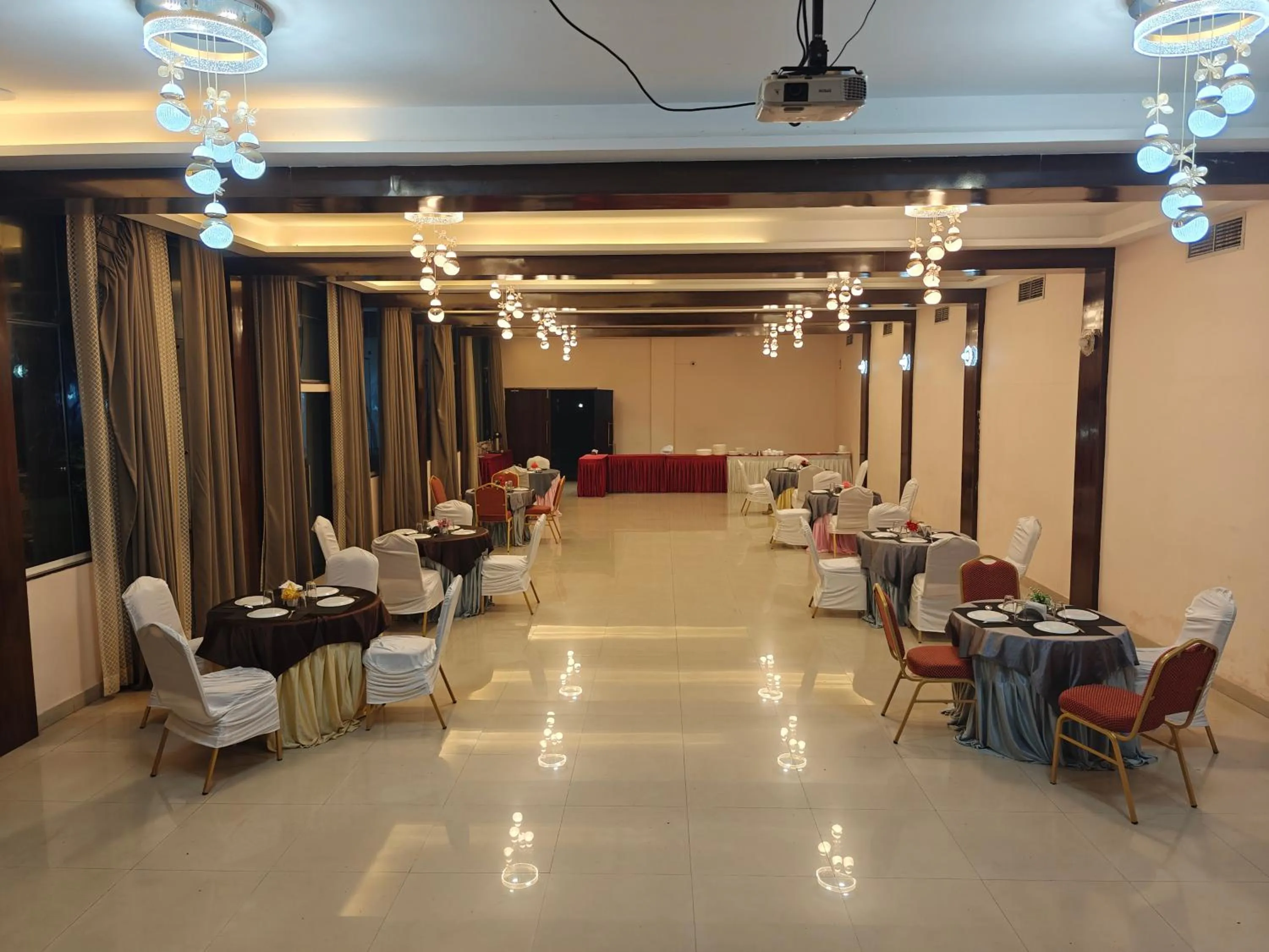 Restaurant/places to eat in Sai Samrat Resort