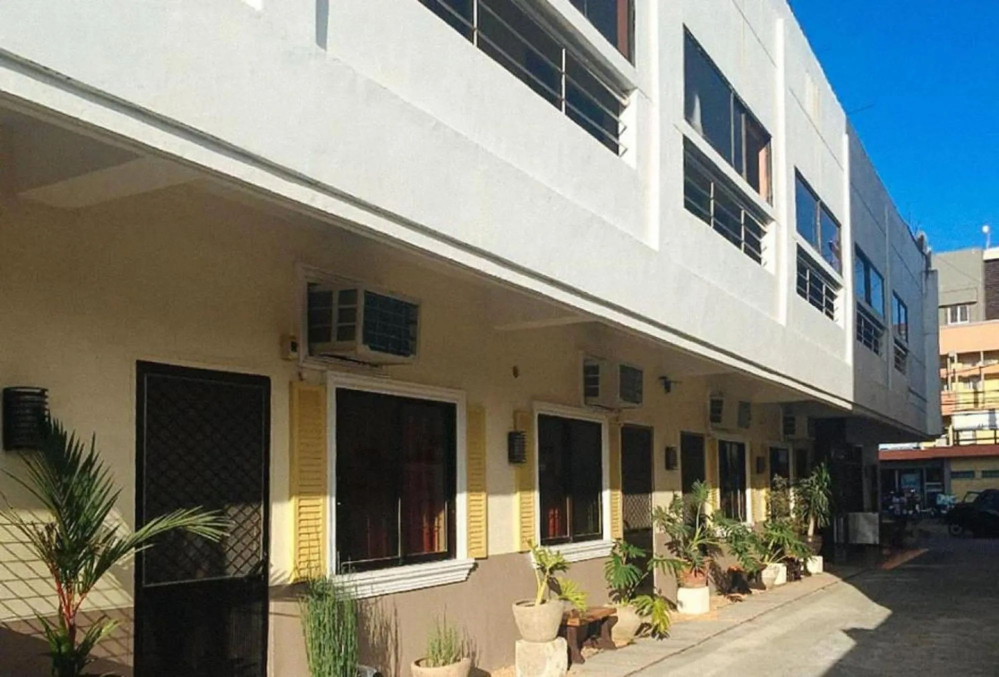 Property building in RedDoorz near Colgante Bridge Naga City
