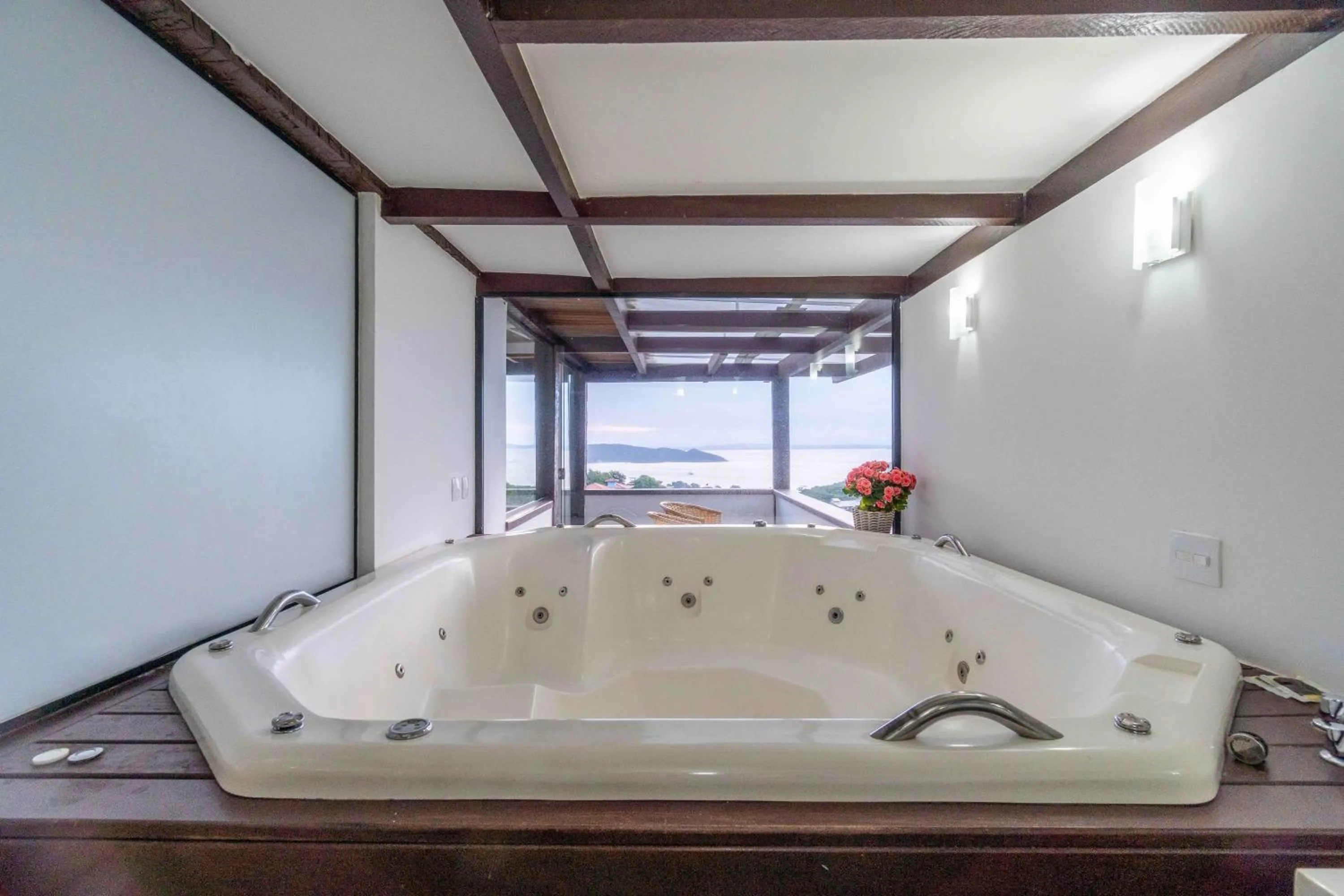 Hot Tub in Eny Boutique Hotel & Spa