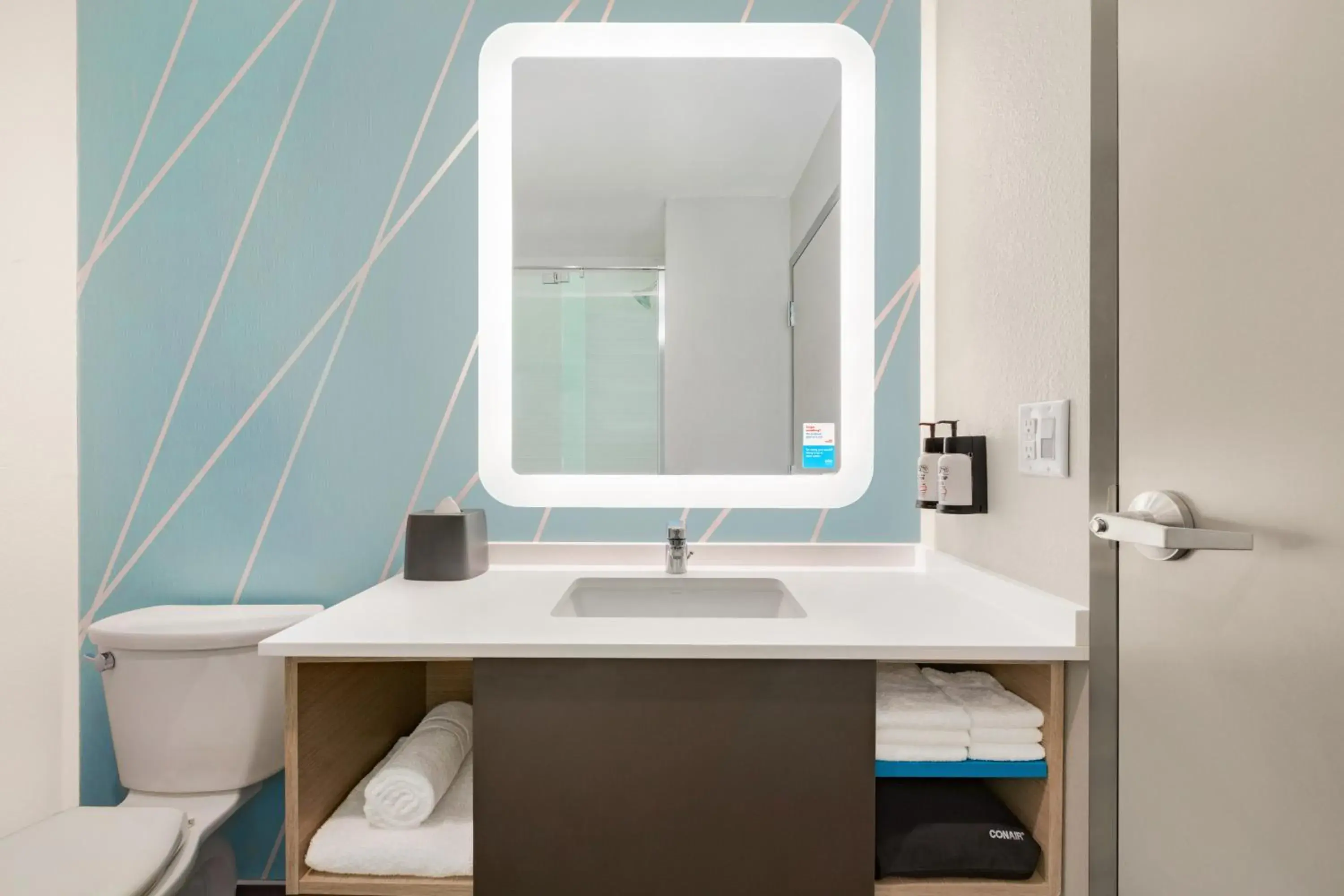 Standard Queen Room with Two Queen Beds and Roll-In Shower - Mobility Access in avid hotels - Austin - Tech Ridge, an IHG Hotel Standard Queen Room with Two Queen Beds and Roll-In Shower - Mobility Access in avid hotels - Austin - Tech Ridge, an IHG Hotel