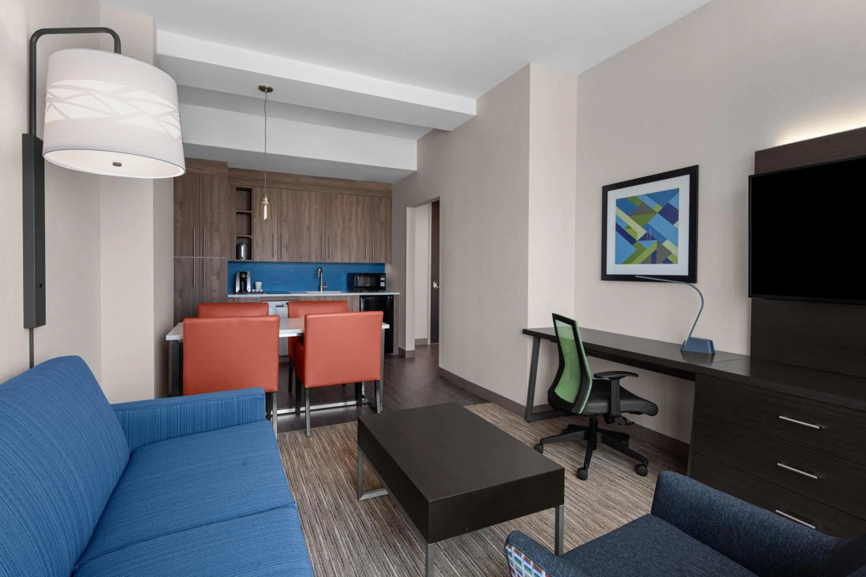 TV and multimedia in Holiday Inn Express & Suites Woodside LaGuardia Airport