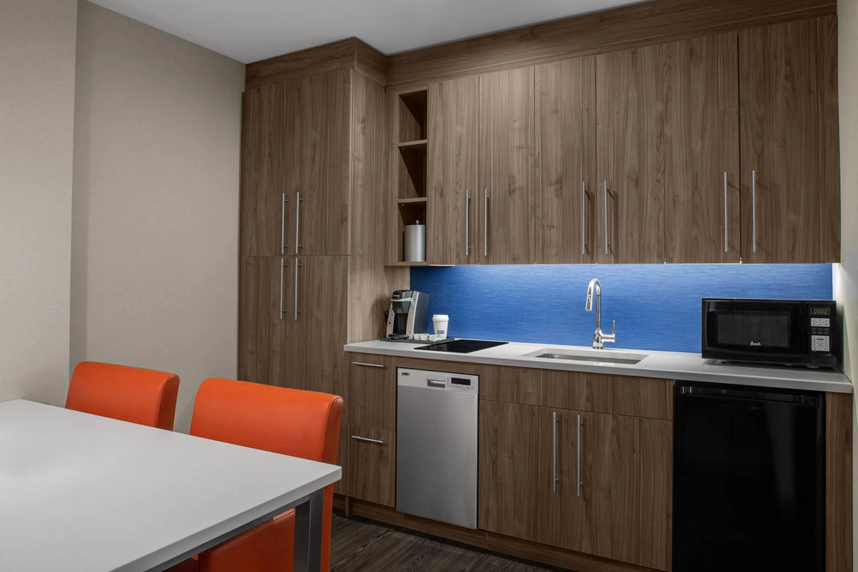 Kitchen or kitchenette in Holiday Inn Express & Suites Woodside LaGuardia Airport