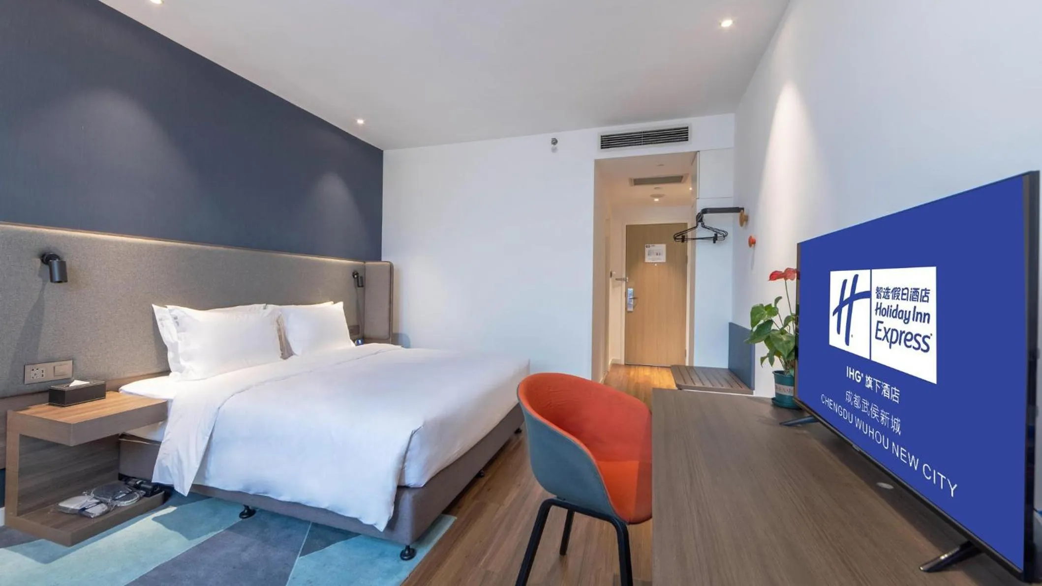 Photo of the whole room, Bed in Holiday Inn Express Chengdu Wuhou New City by IHG