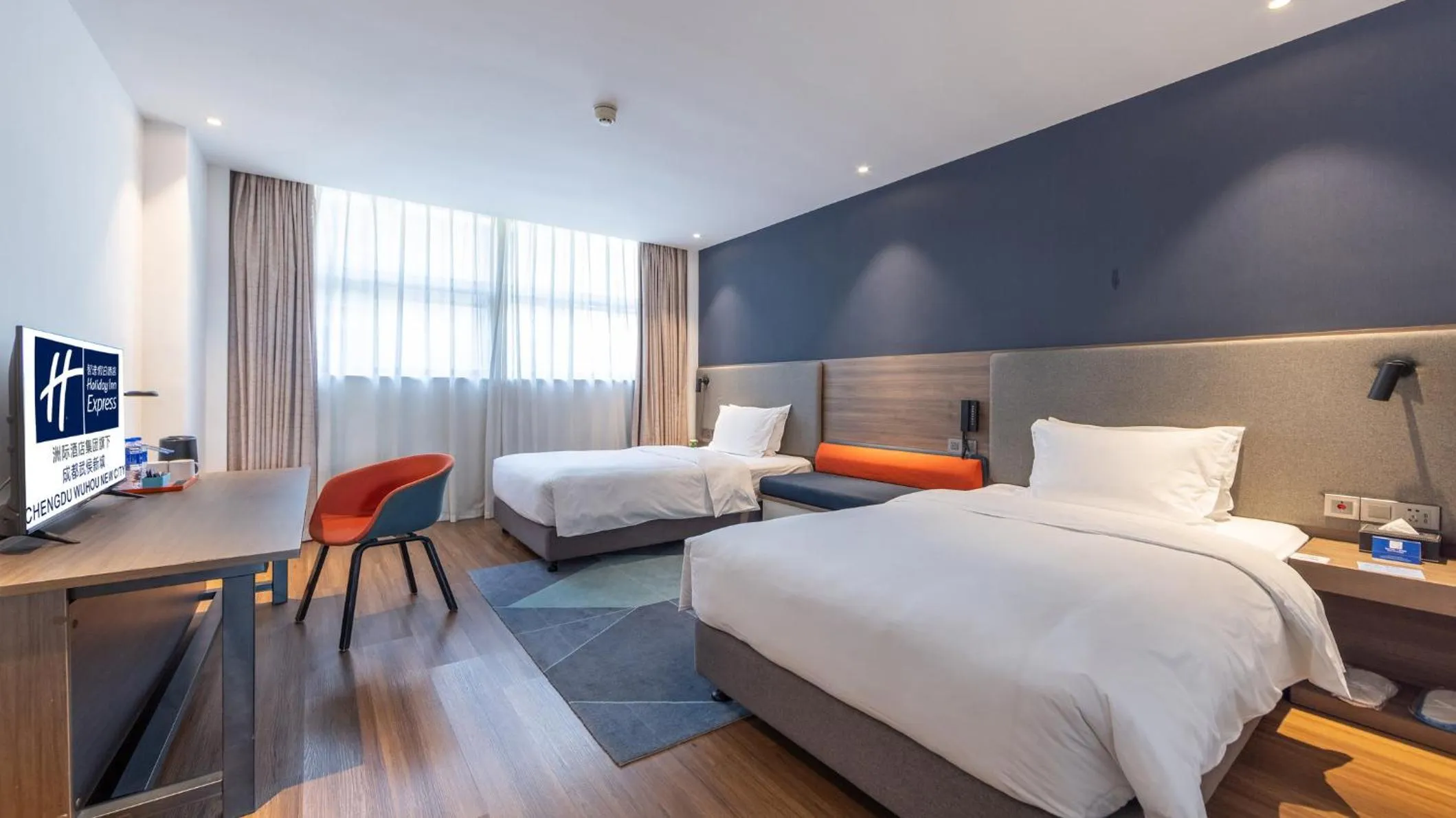 Photo of the whole room, Bed in Holiday Inn Express Chengdu Wuhou New City by IHG