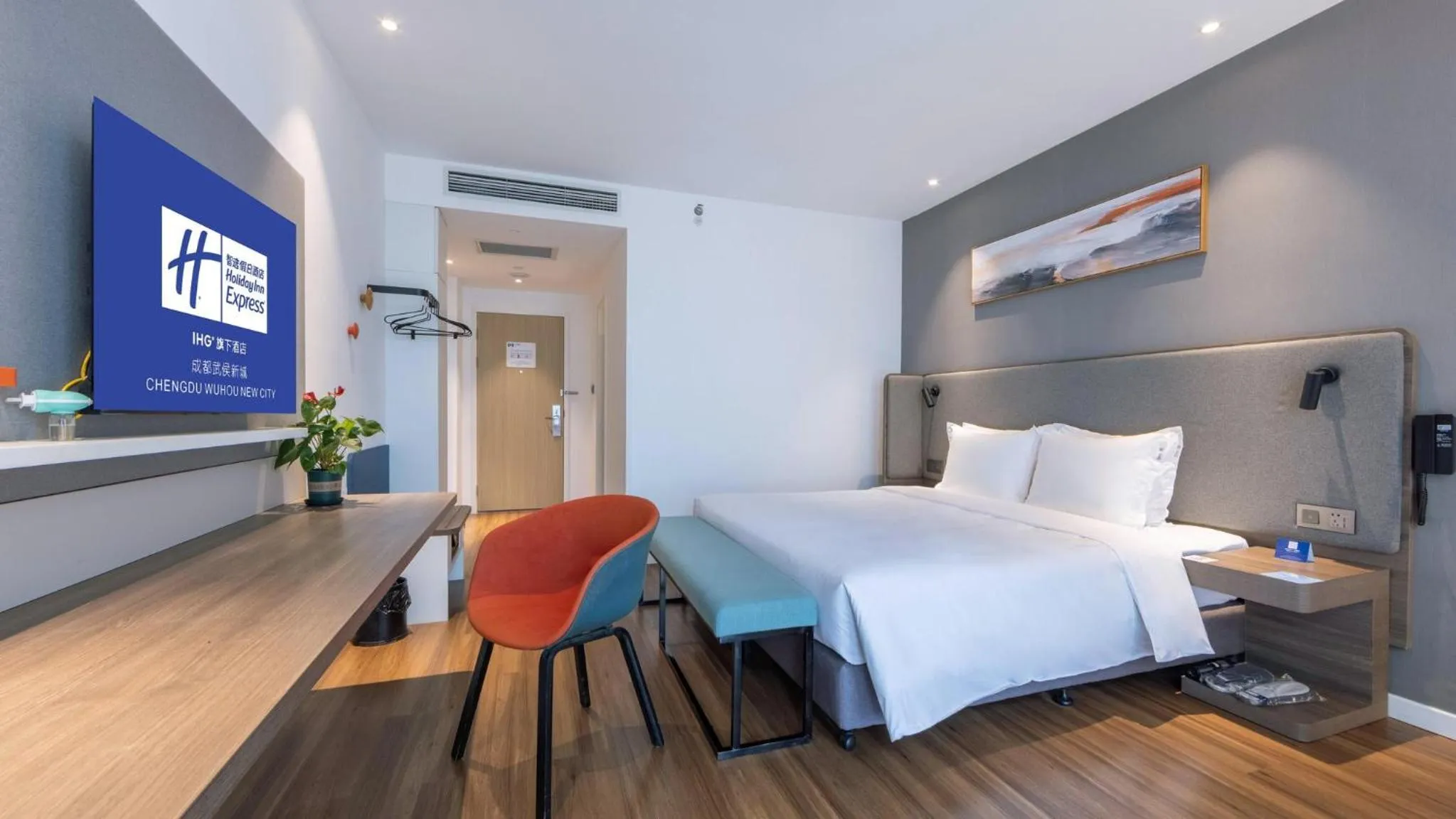 Photo of the whole room, Bed in Holiday Inn Express Chengdu Wuhou New City by IHG