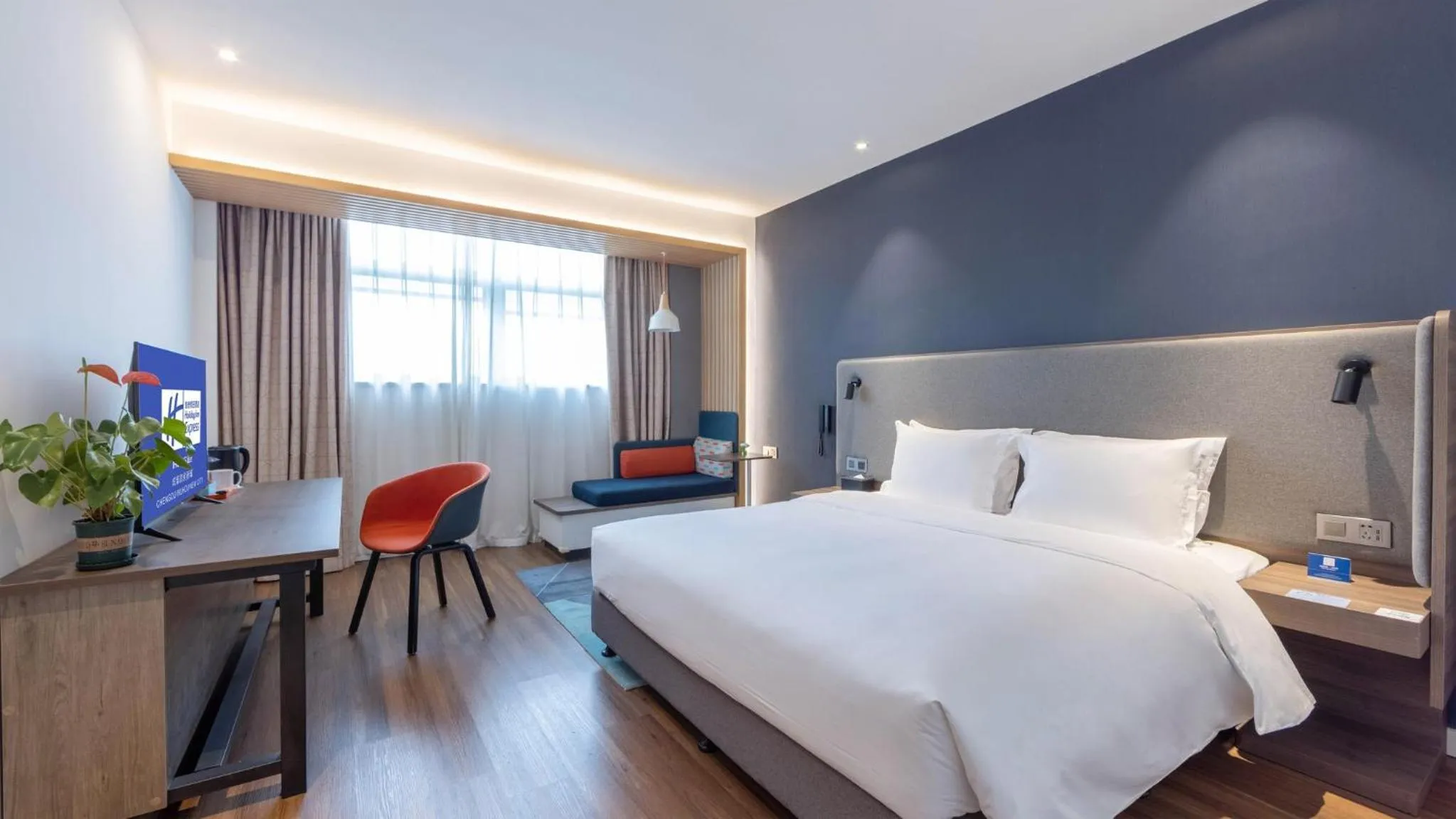 Photo of the whole room, Bed in Holiday Inn Express Chengdu Wuhou New City by IHG