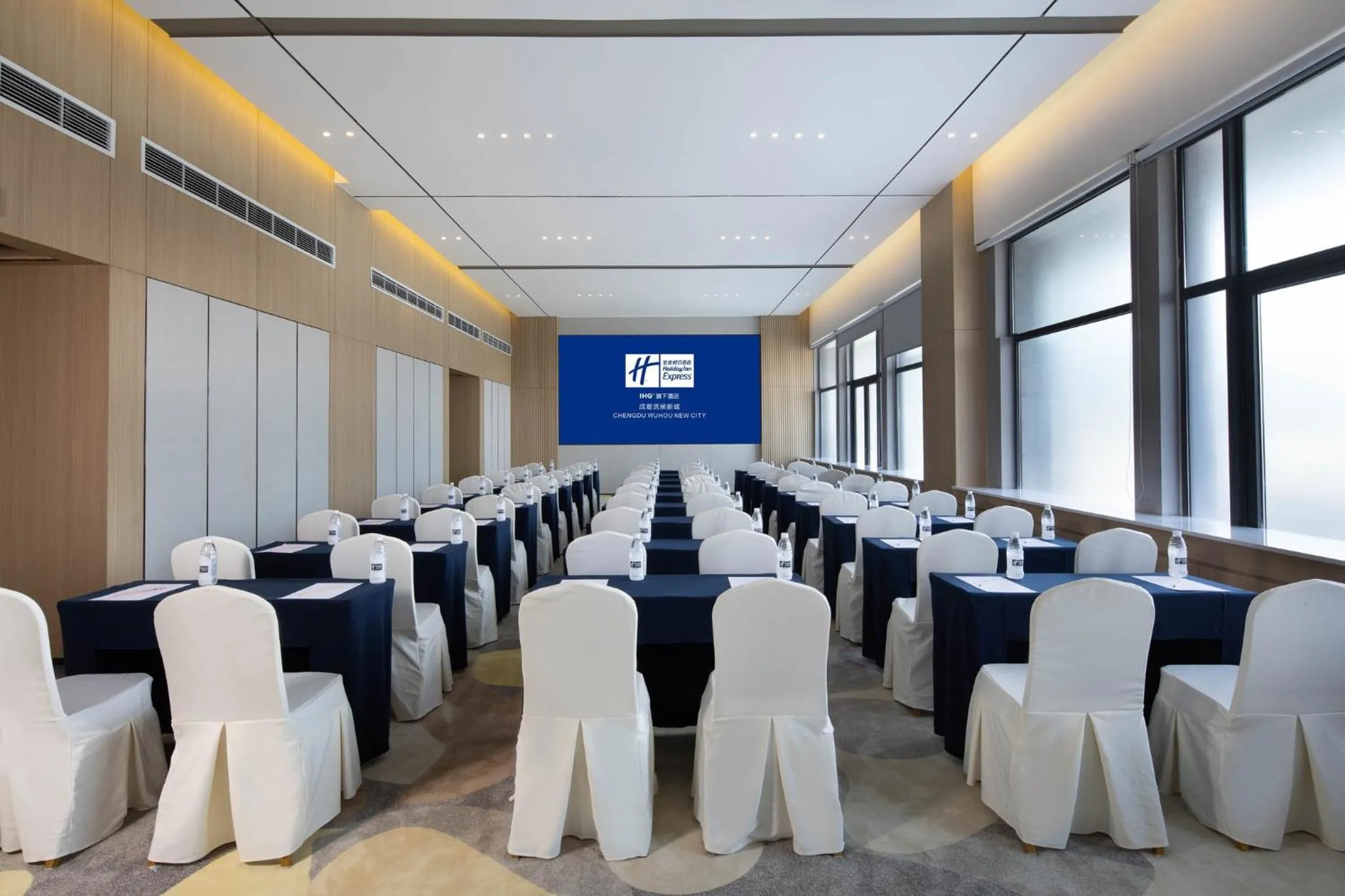 Meeting/conference room in Holiday Inn Express Chengdu Wuhou New City by IHG