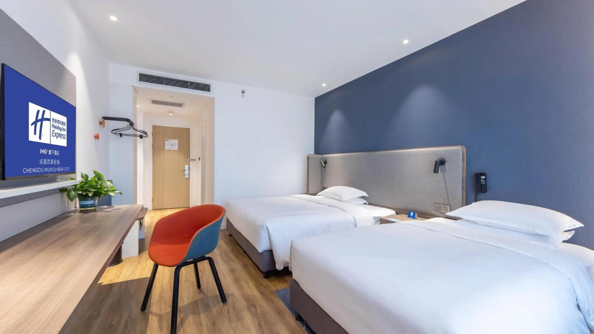 Photo of the whole room, Bed in Holiday Inn Express Chengdu Wuhou New City by IHG