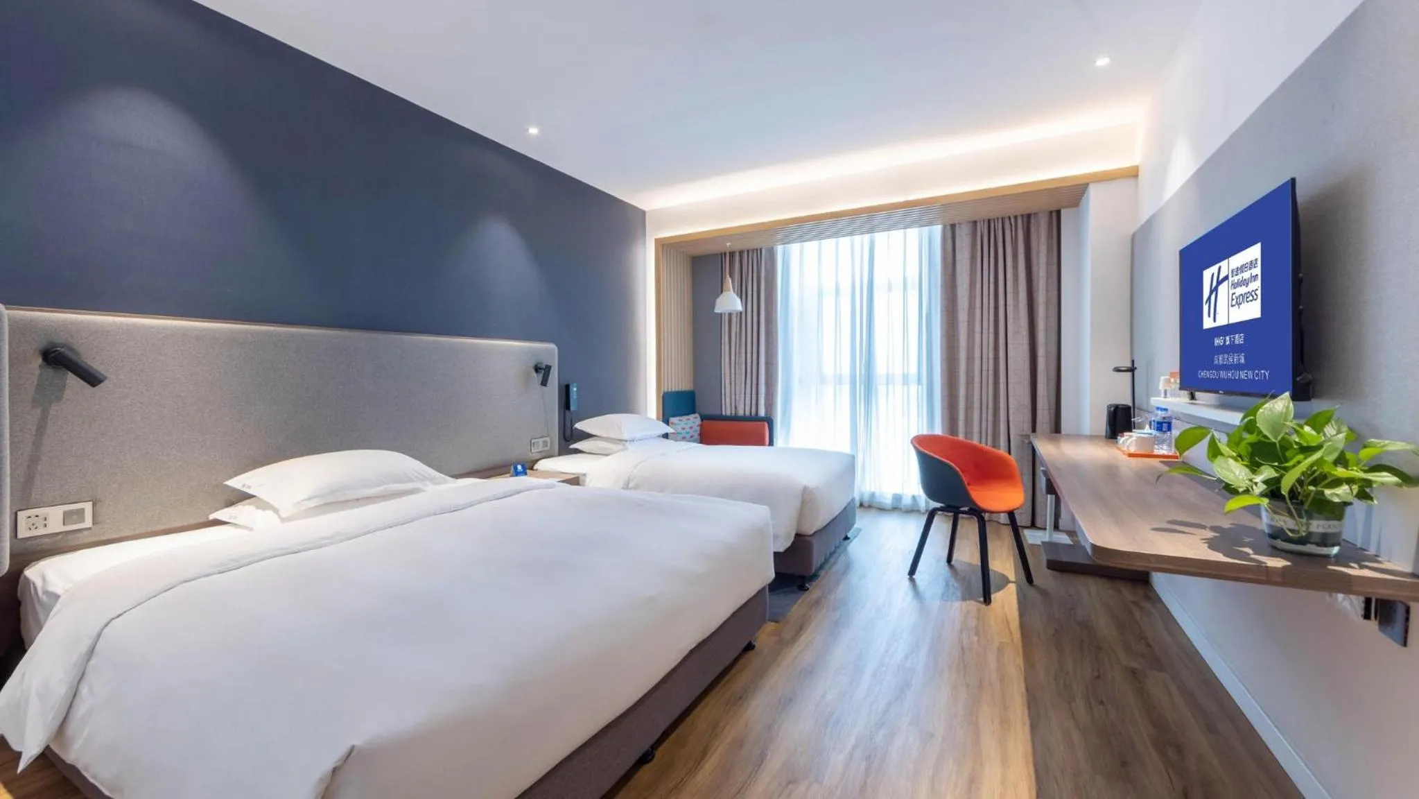 Photo of the whole room, Bed in Holiday Inn Express Chengdu Wuhou New City by IHG
