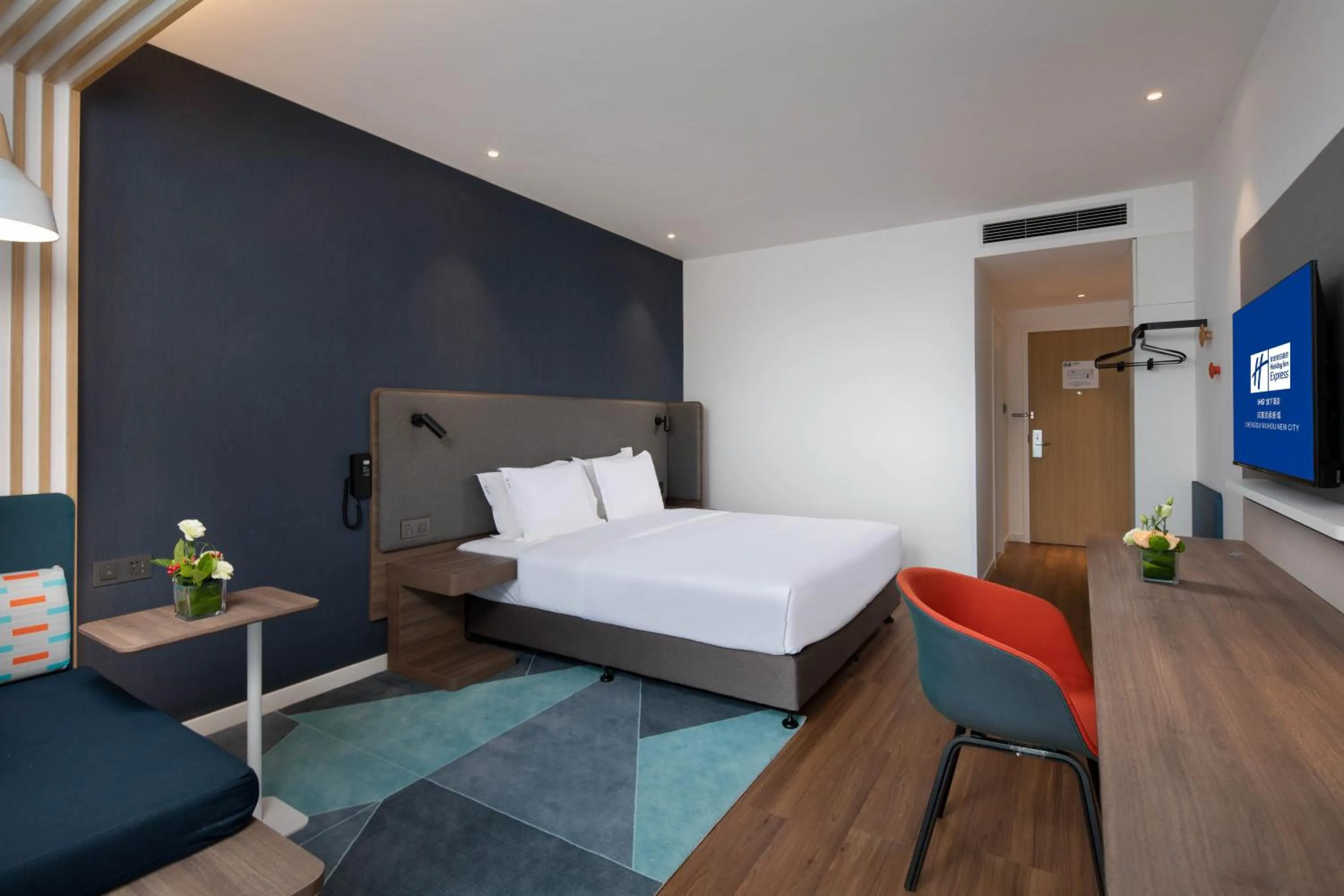 Photo of the whole room, Bed in Holiday Inn Express Chengdu Wuhou New City by IHG