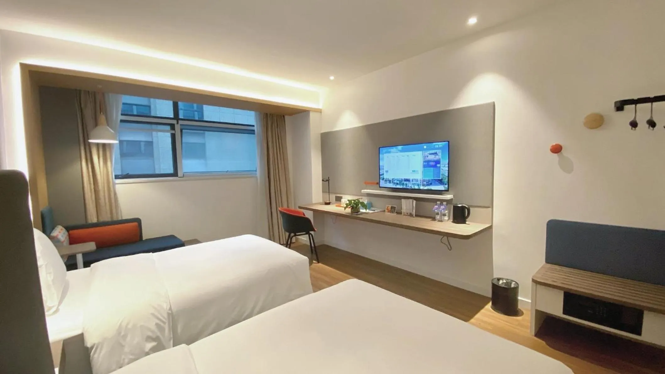 Photo of the whole room, Bed in Holiday Inn Express Chengdu Wuhou New City by IHG