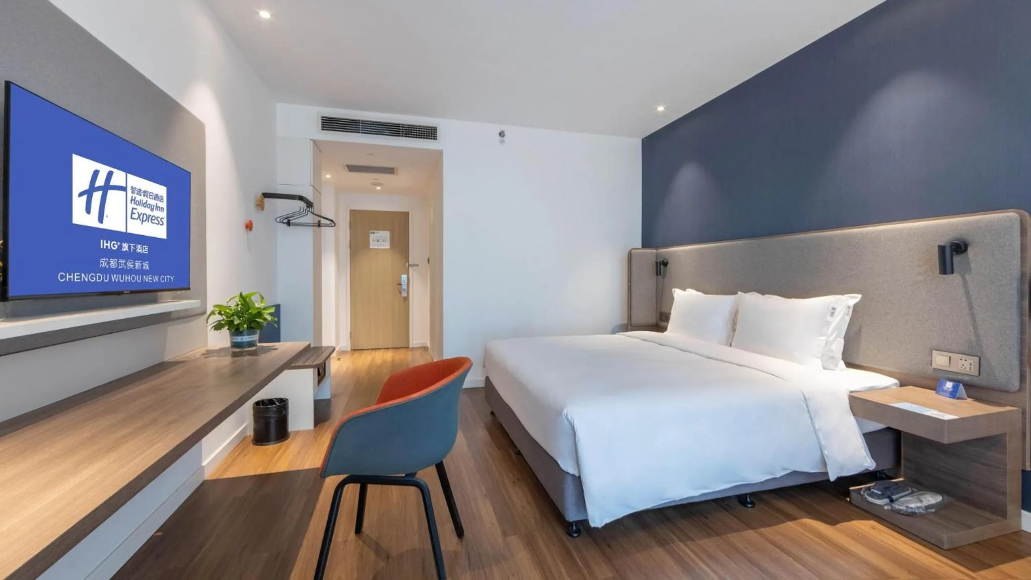 Photo of the whole room, Bed in Holiday Inn Express Chengdu Wuhou New City by IHG