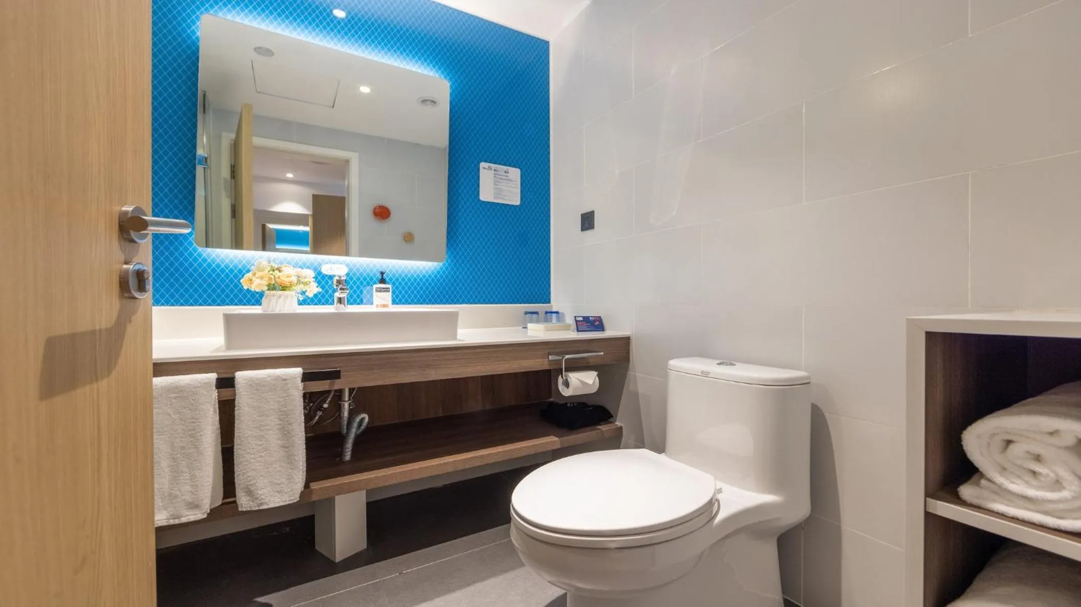 Photo of the whole room in Holiday Inn Express Chengdu Wuhou New City by IHG