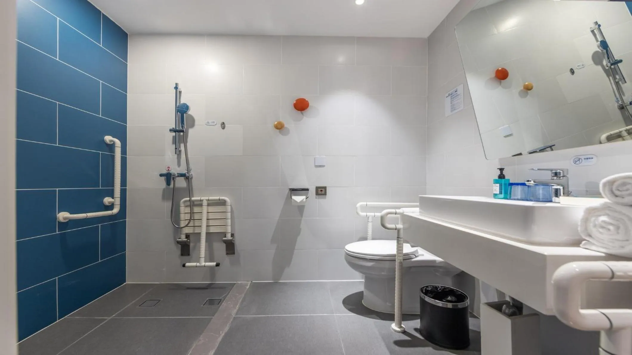 Photo of the whole room in Holiday Inn Express Chengdu Wuhou New City by IHG