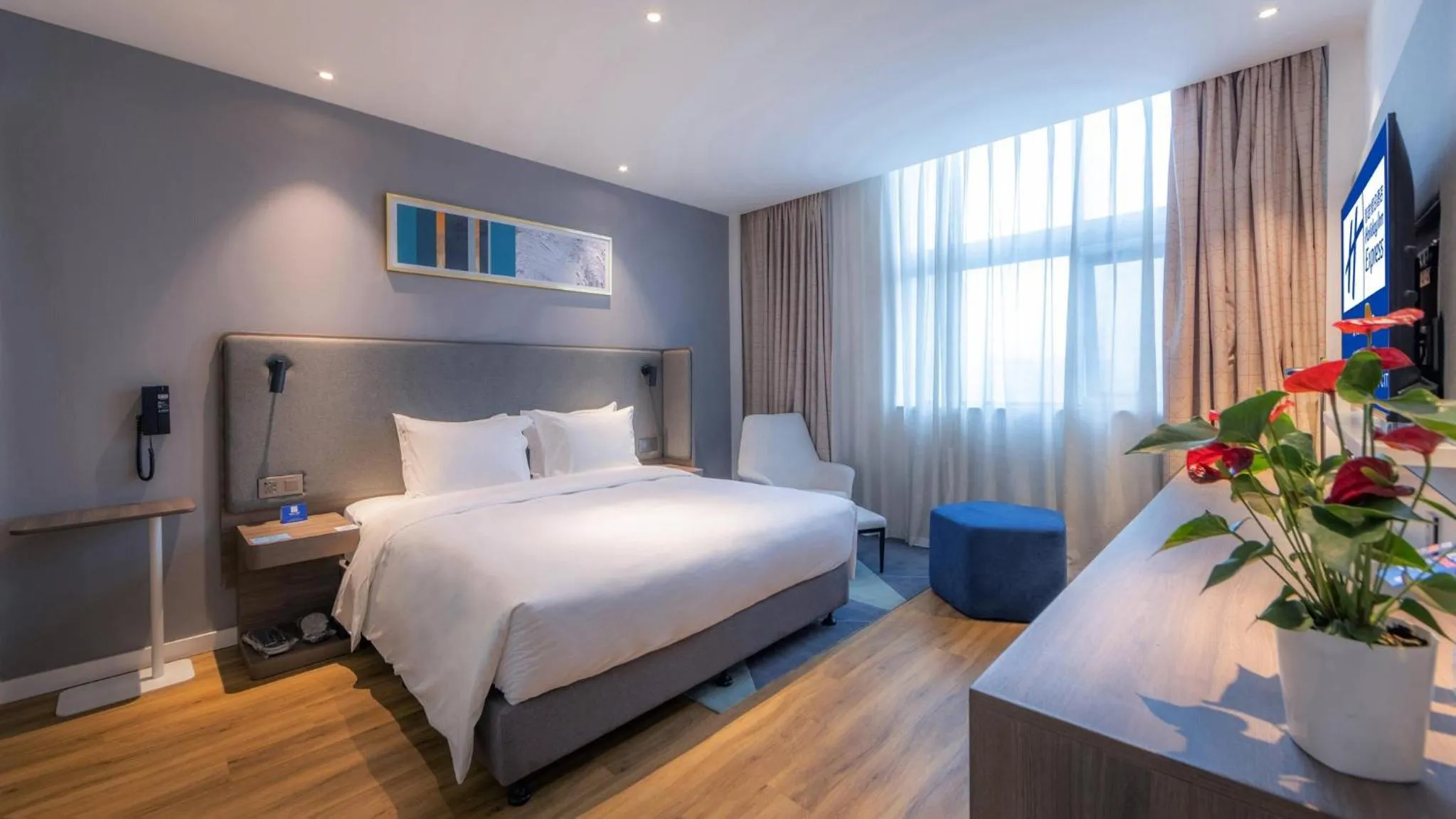 Photo of the whole room, Bed in Holiday Inn Express Chengdu Wuhou New City by IHG