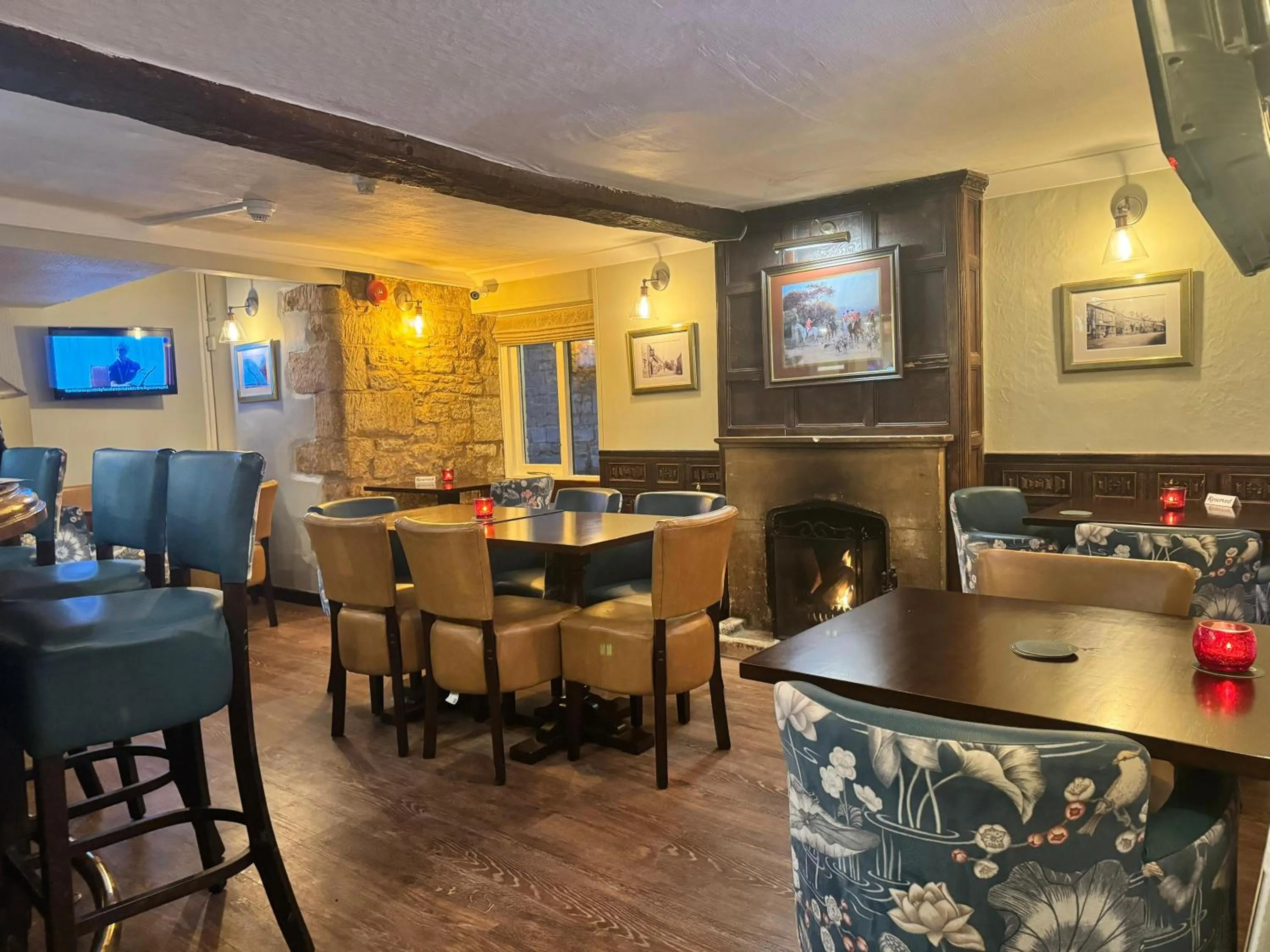 Restaurant/places to eat in Crown Hotel Cotswold