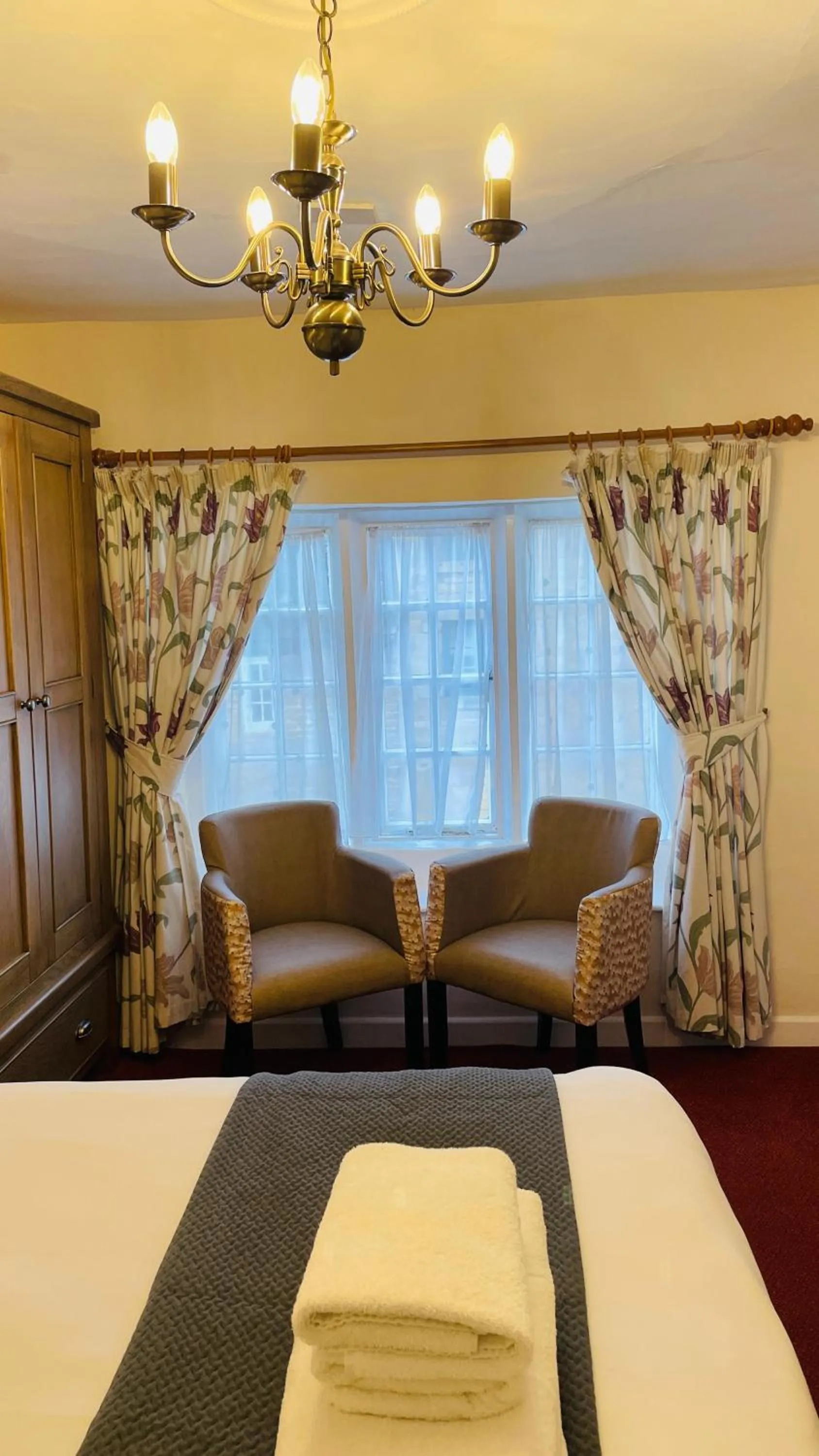 Bedroom, Bed in Crown Hotel Cotswold