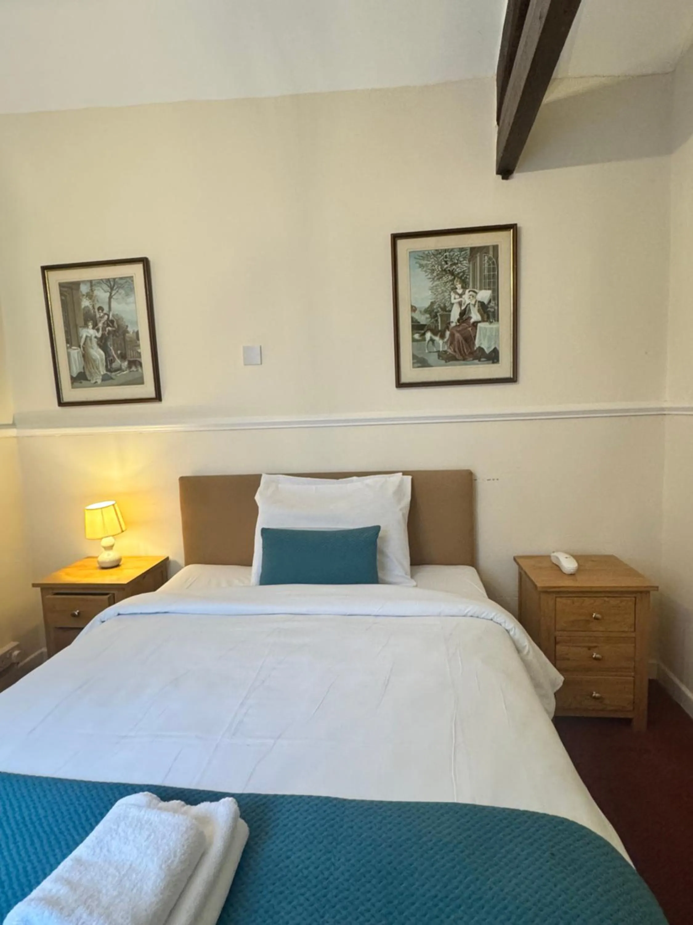 Bedroom, Bed in Crown Hotel Cotswold