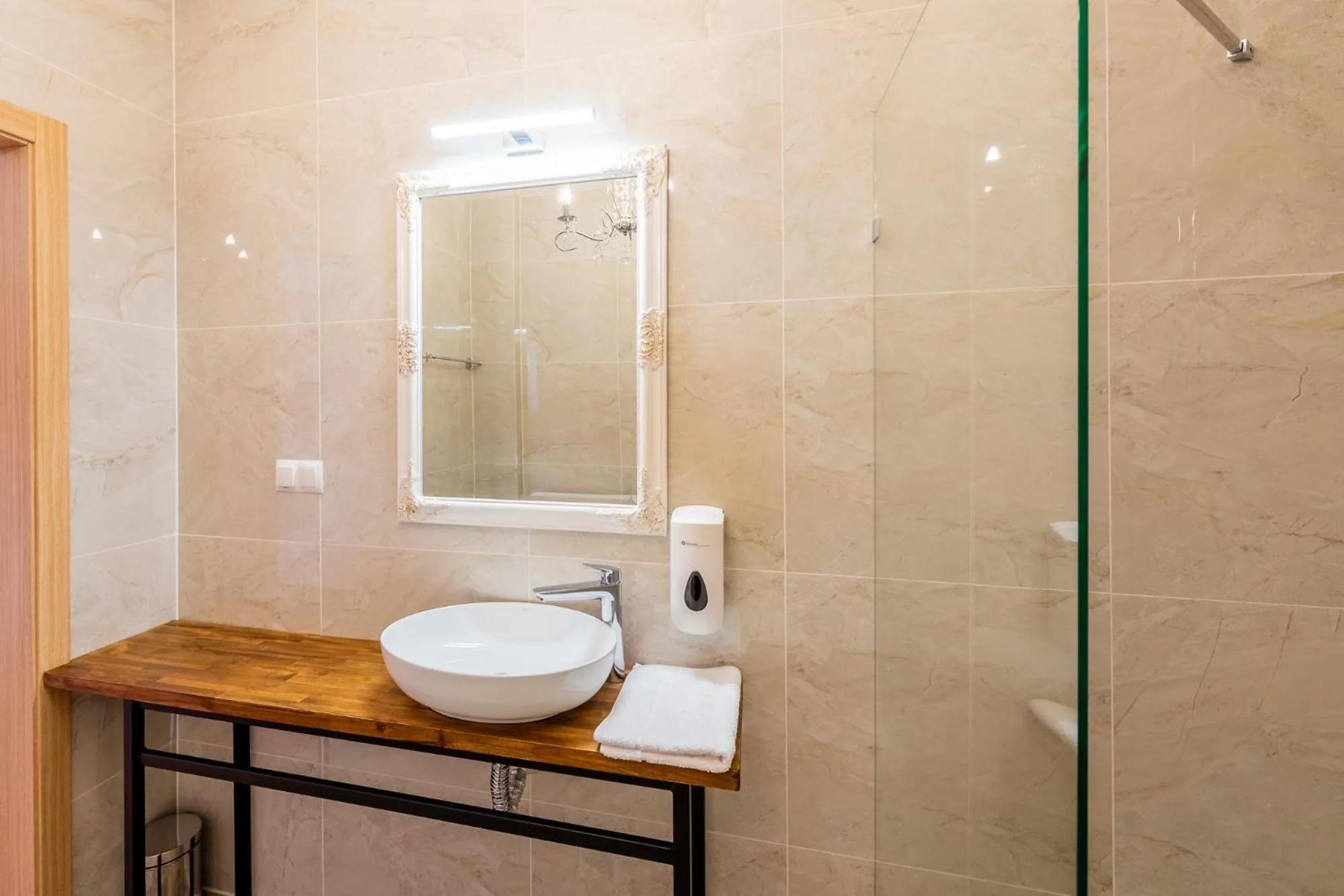 Shower in Kamienica Zamenhofa - Apartamenty na wynajem