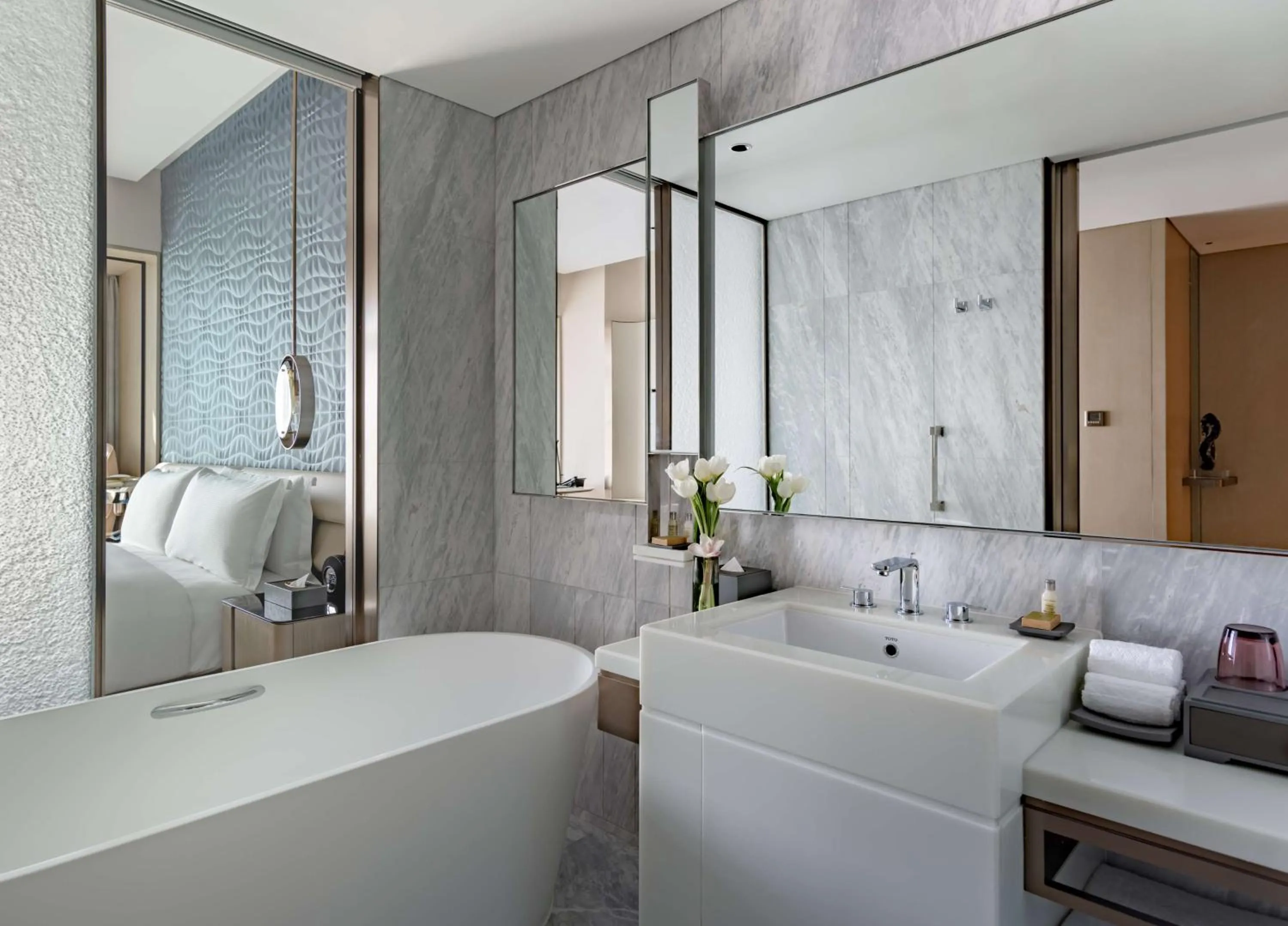 Bathroom, Bed in Hilton Shenzhen World Exhibition & Convention Centre