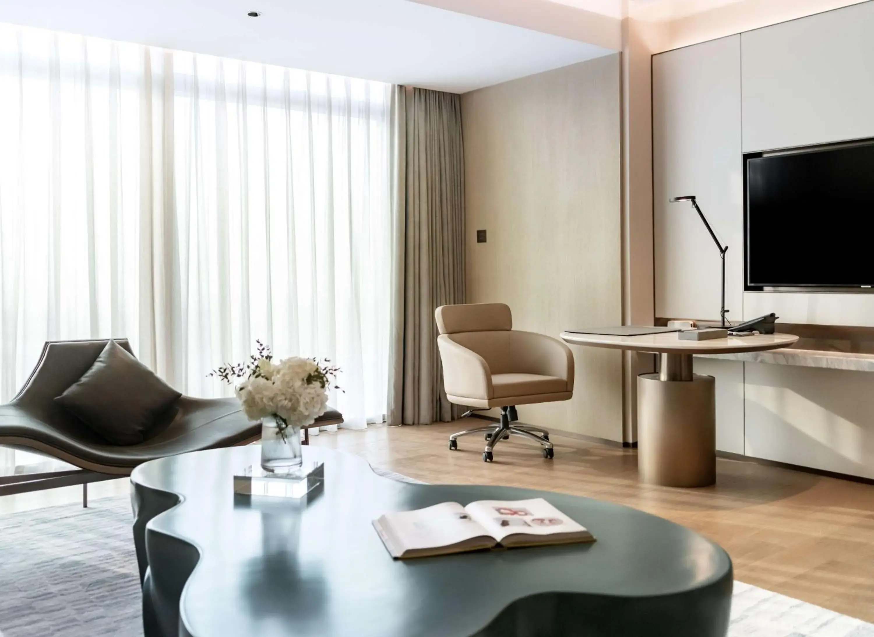 Executive King Suite in Hilton Shenzhen World Exhibition & Convention Center - Only 5 minutes' walk to WECC Executive King Suite in Hilton Shenzhen World Exhibition & Convention Center - Only 5 minutes' walk to WECC