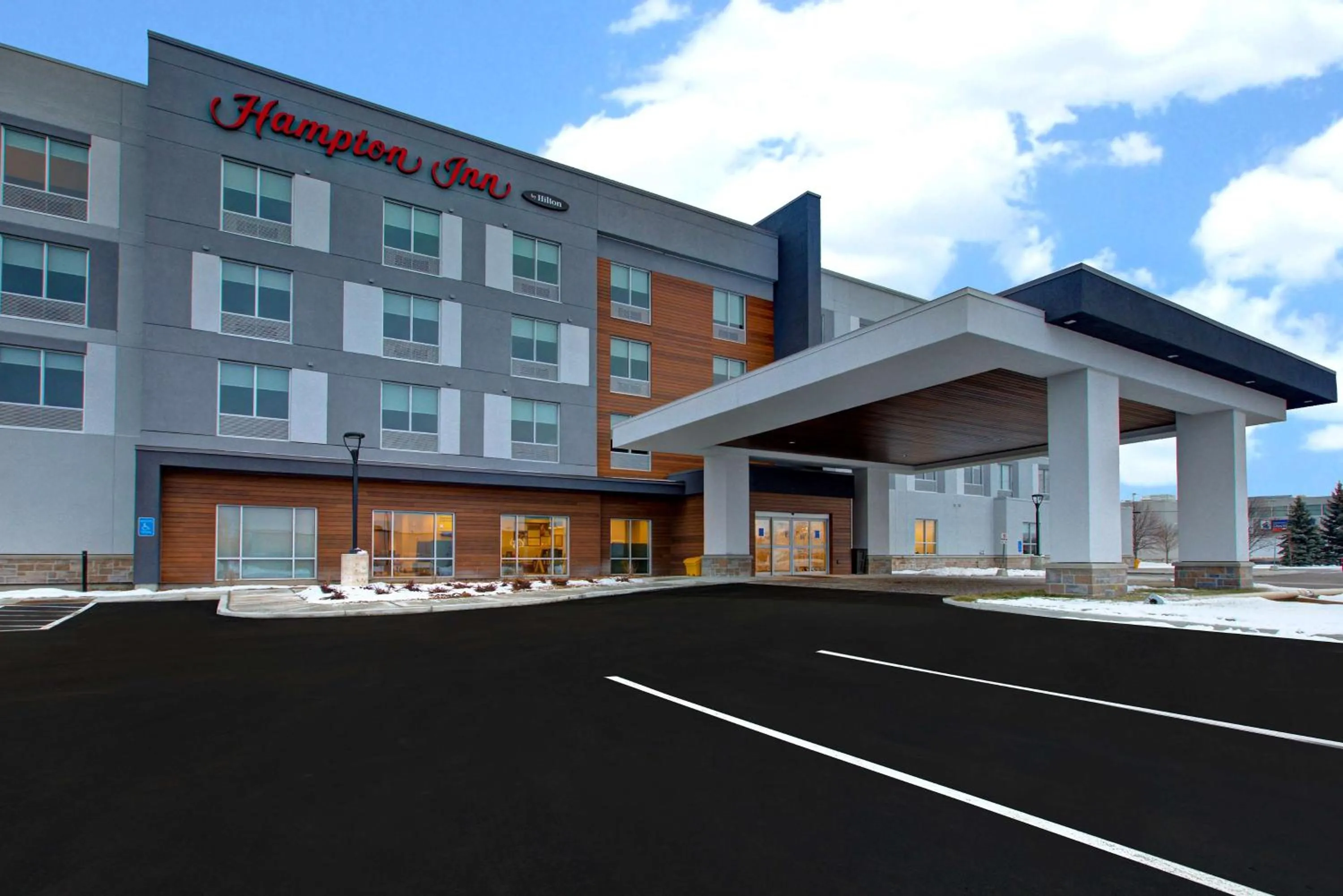 Property building in Hampton Inn Brockville, On