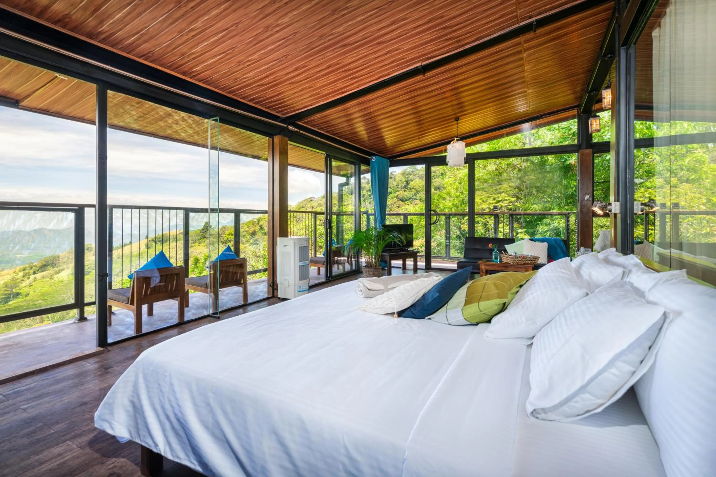 Photo of the whole room, Bed in The Riverston Grand