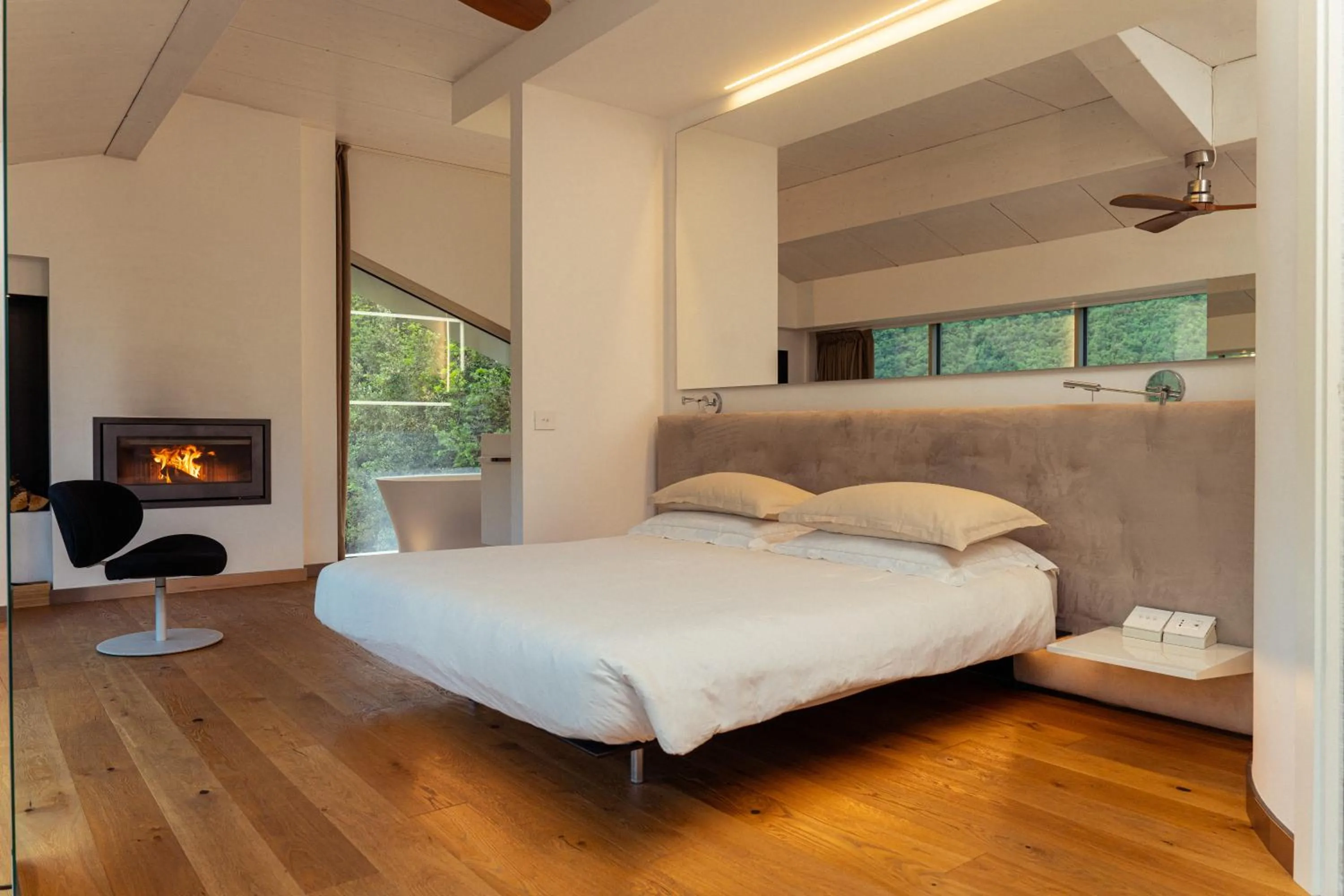 Photo of the whole room, Bed in La Forestale Luxury Ecolodge - La Suite Royale