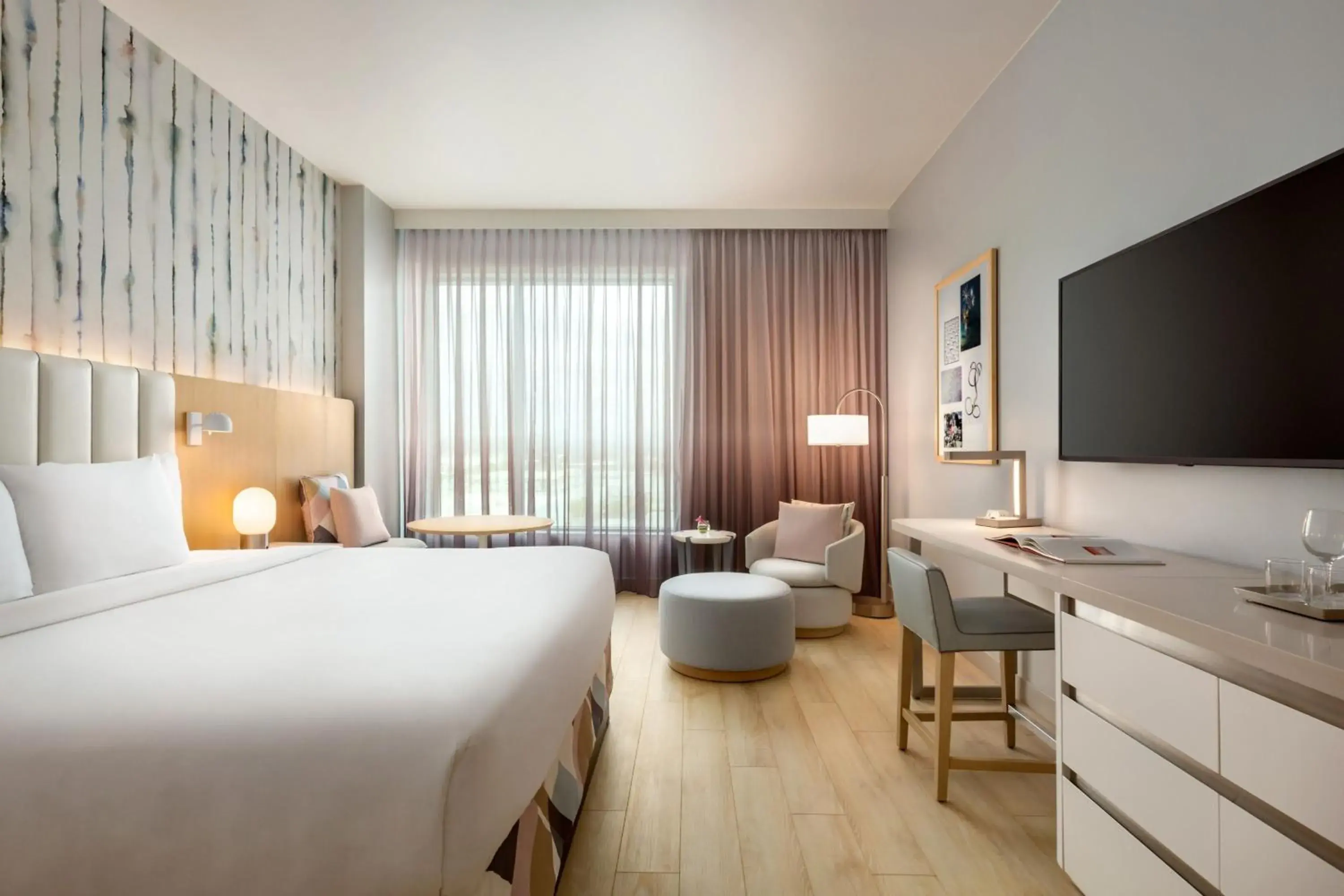 King Room in The Viv Hotel, Anaheim, a Tribute Portfolio Hotel King Room in The Viv Hotel, Anaheim, a Tribute Portfolio Hotel