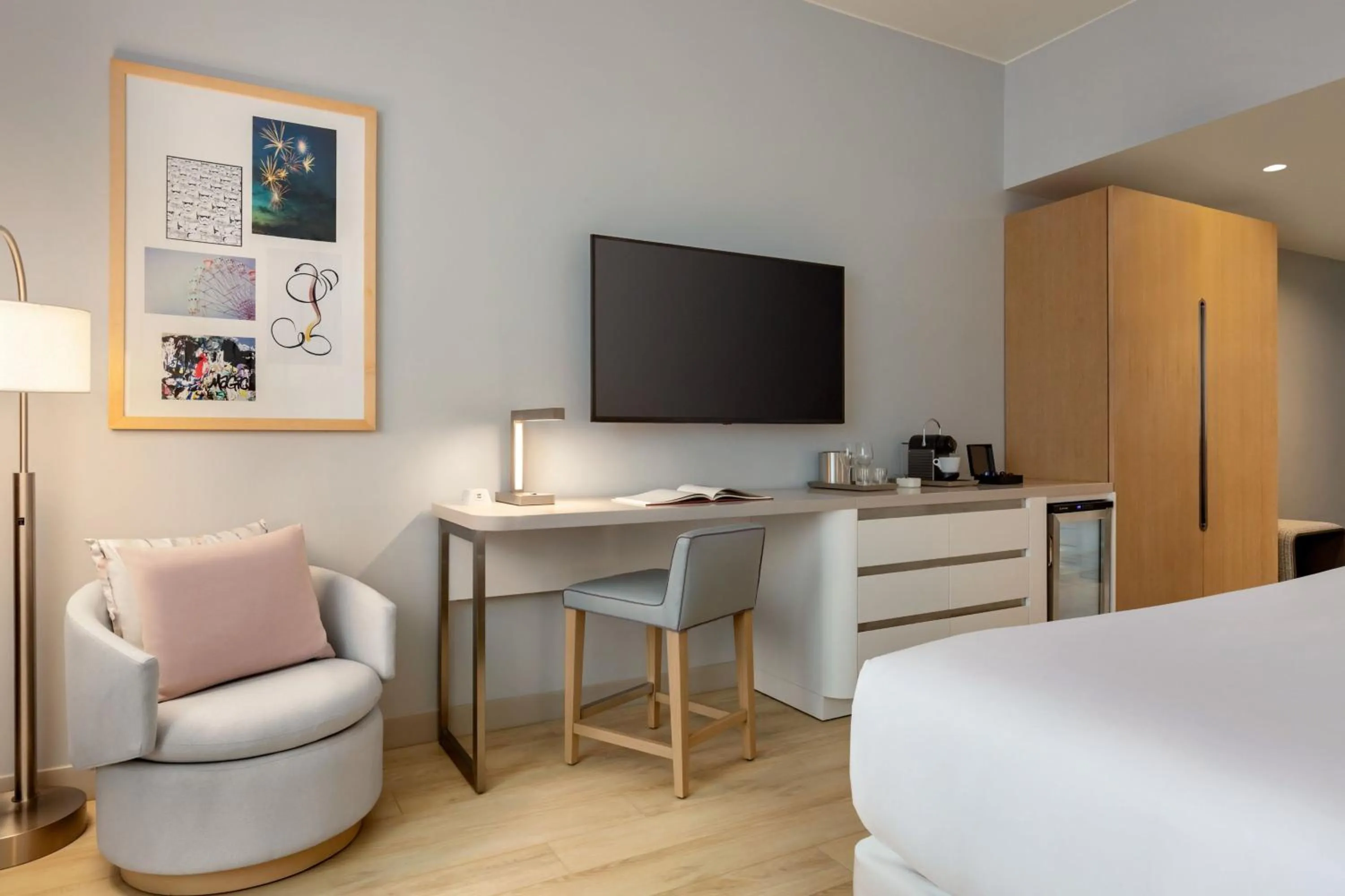 Photo of the whole room, Bed in The Viv Hotel, Anaheim, a Tribute Portfolio Hotel