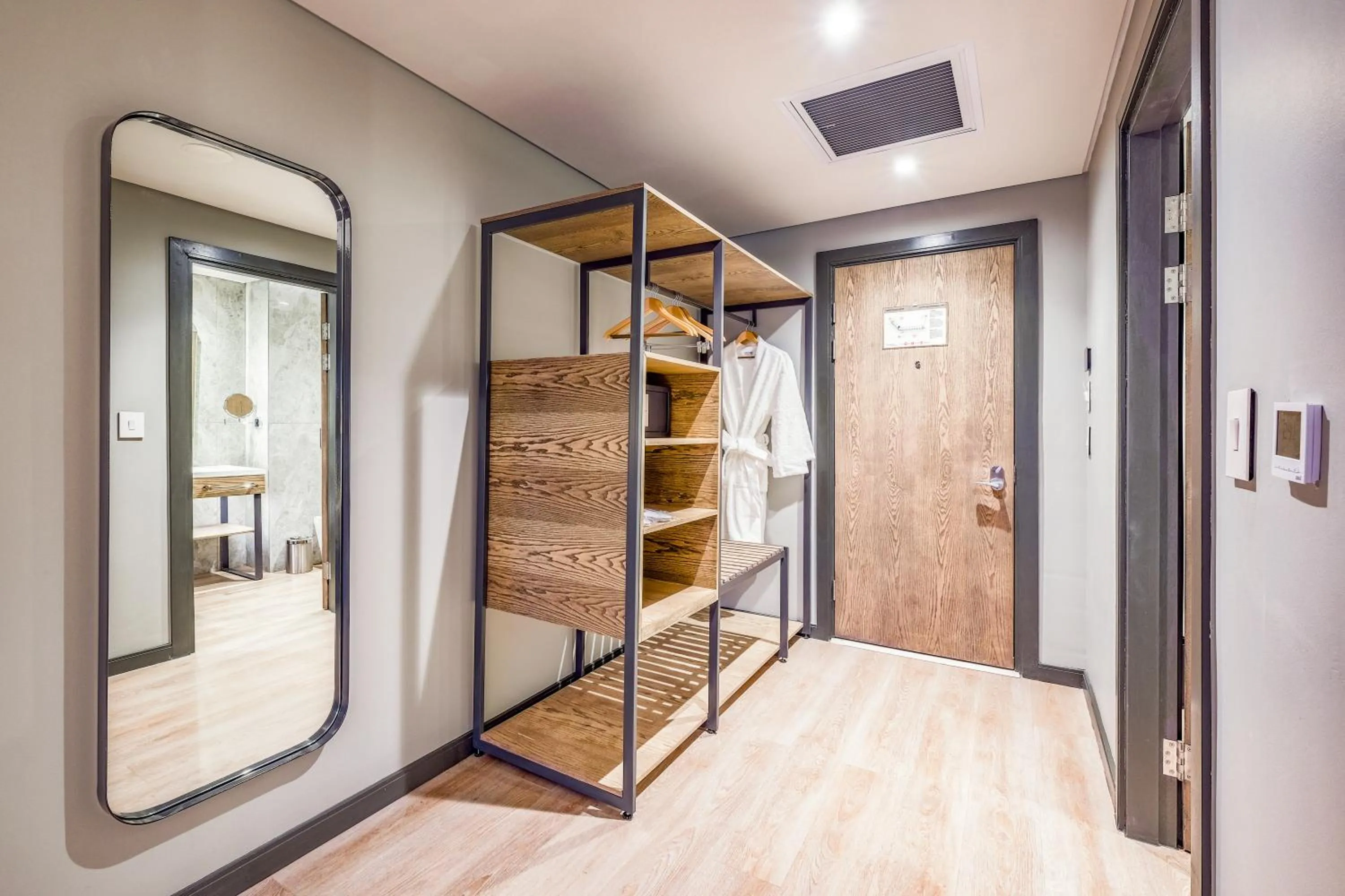 Bathroom, Bed in Radisson Hotel and Convention Centre OR Tambo Airport