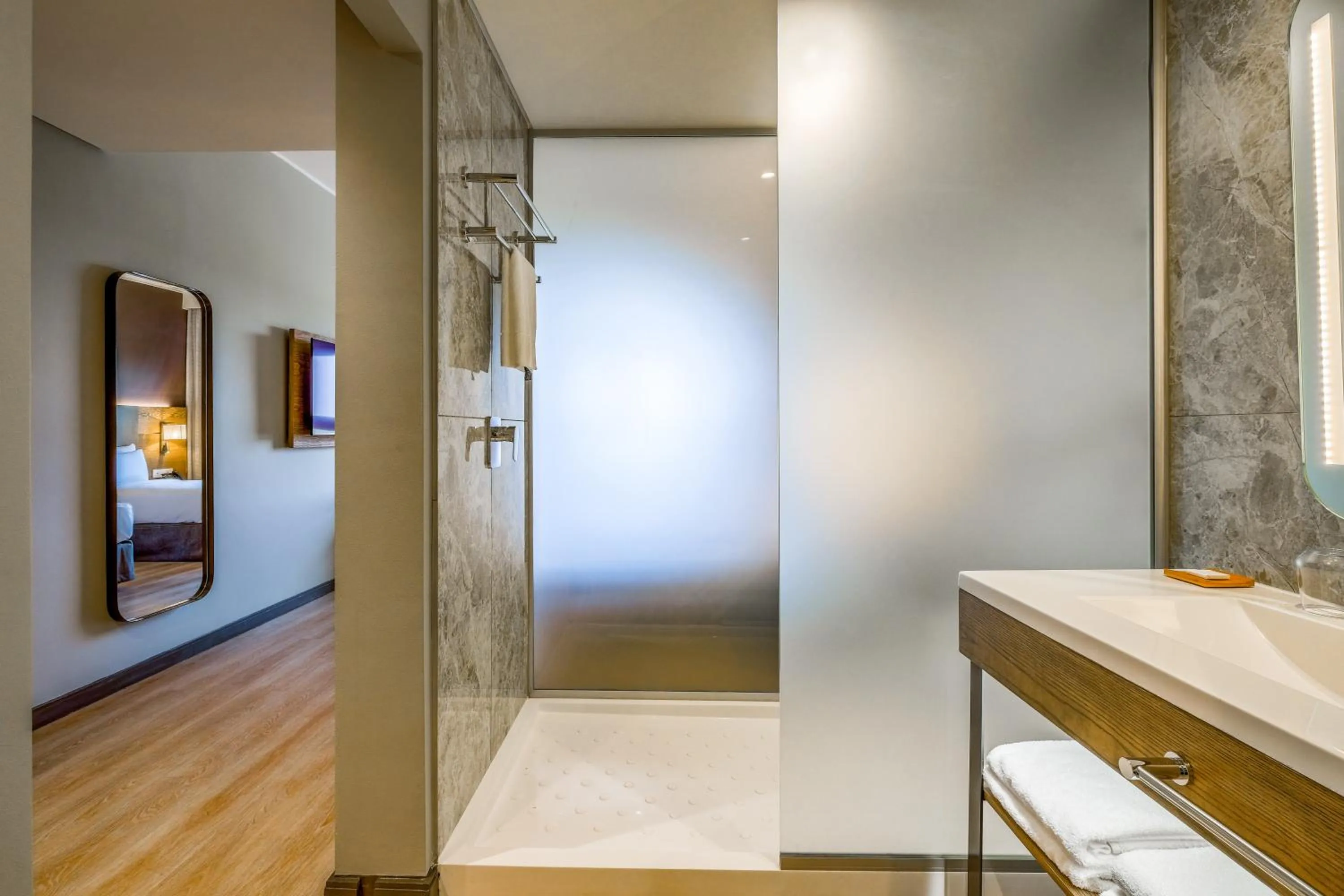 Bathroom, Bed in Radisson Hotel and Convention Centre OR Tambo Airport