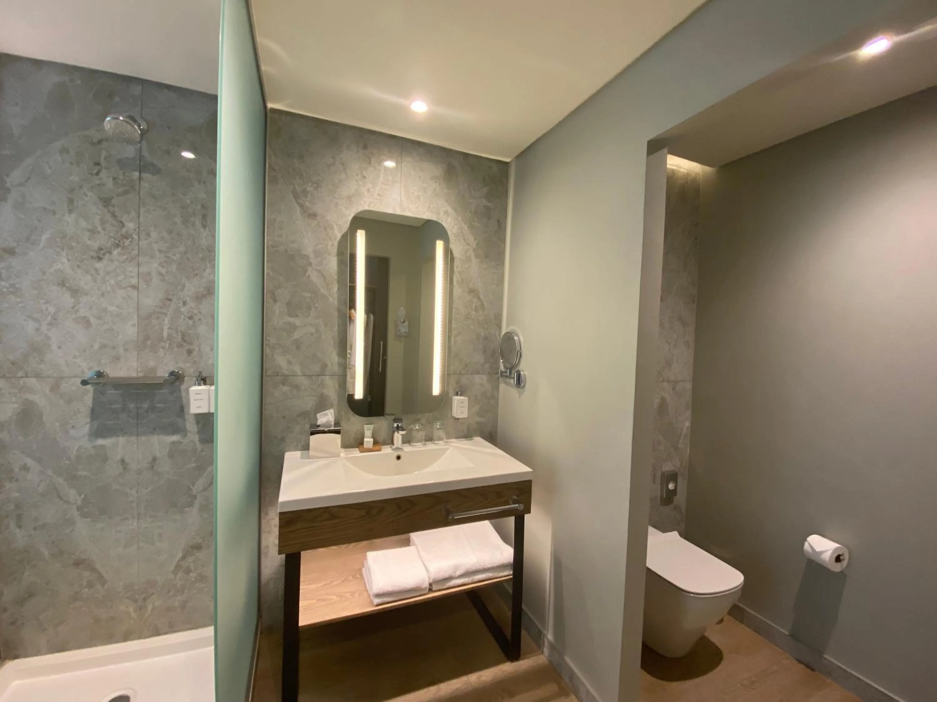 Shower in Radisson Hotel and Convention Centre OR Tambo Airport