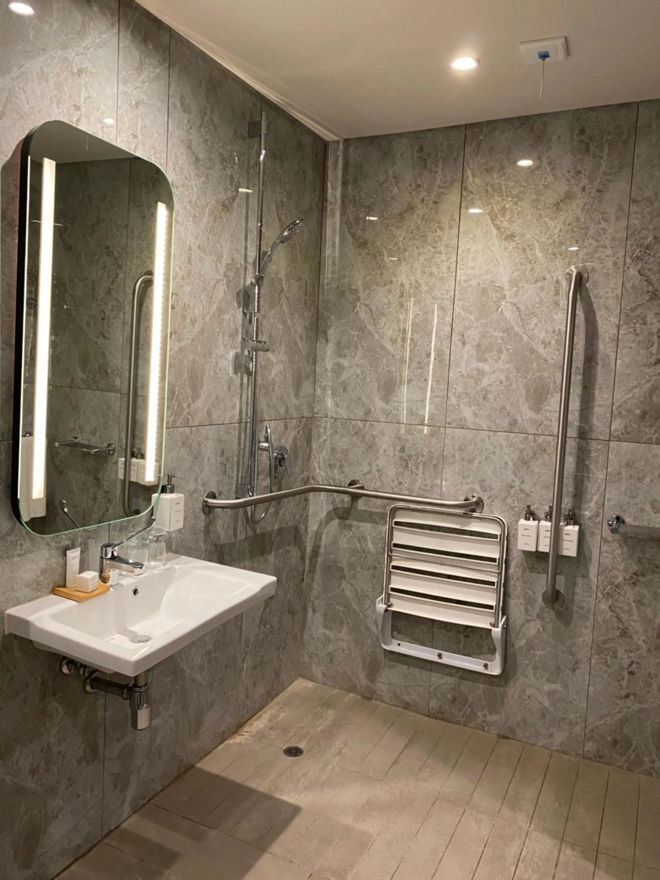 Shower in Radisson Hotel and Convention Centre OR Tambo Airport