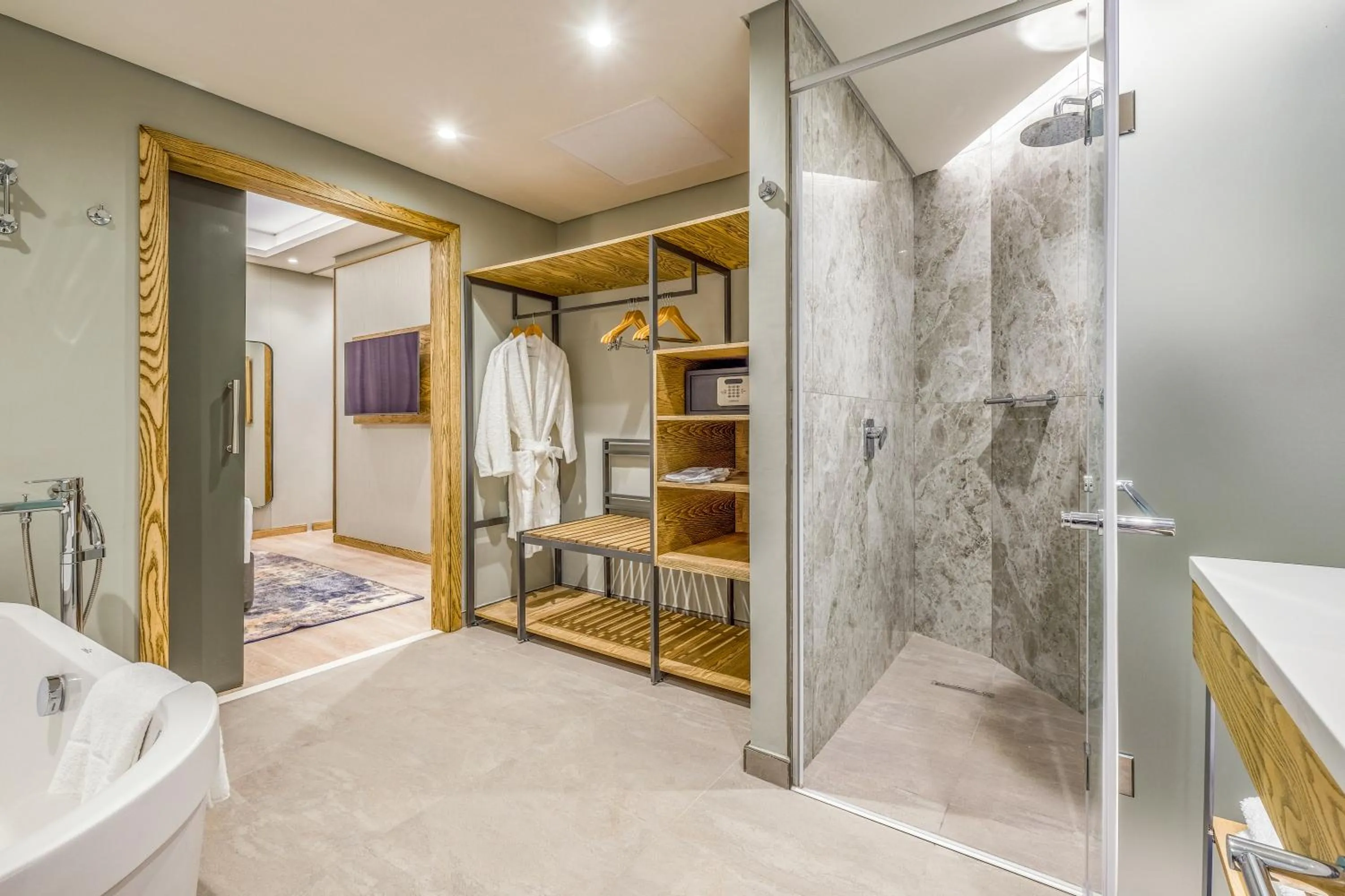 Shower, Bed in Radisson Hotel and Convention Centre OR Tambo Airport