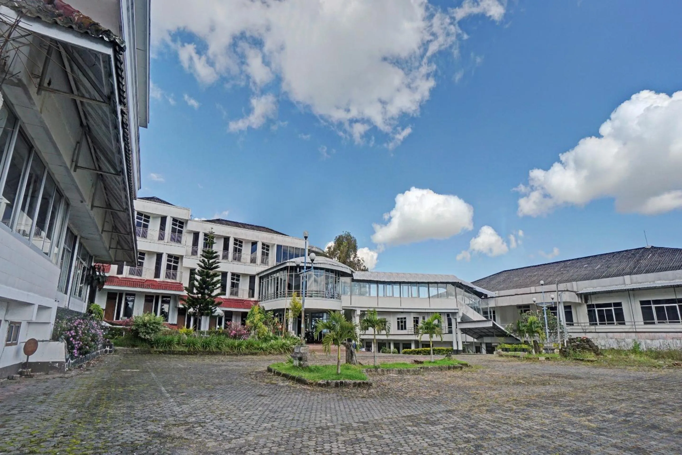 Facade/entrance in Hotel O Victory
