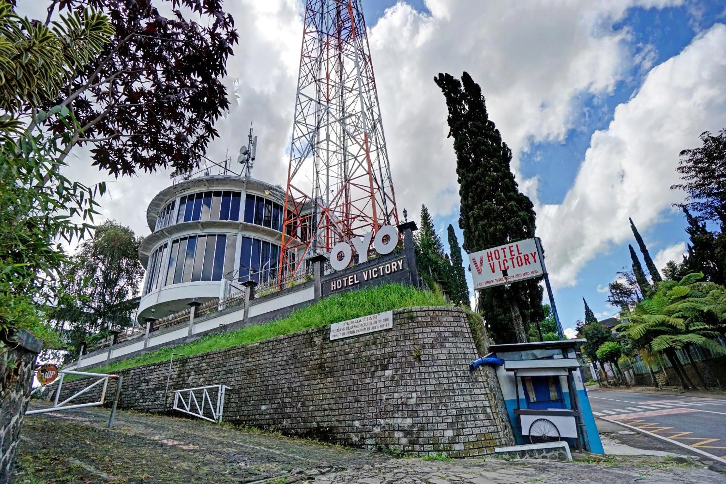 Facade/entrance in Hotel O Victory