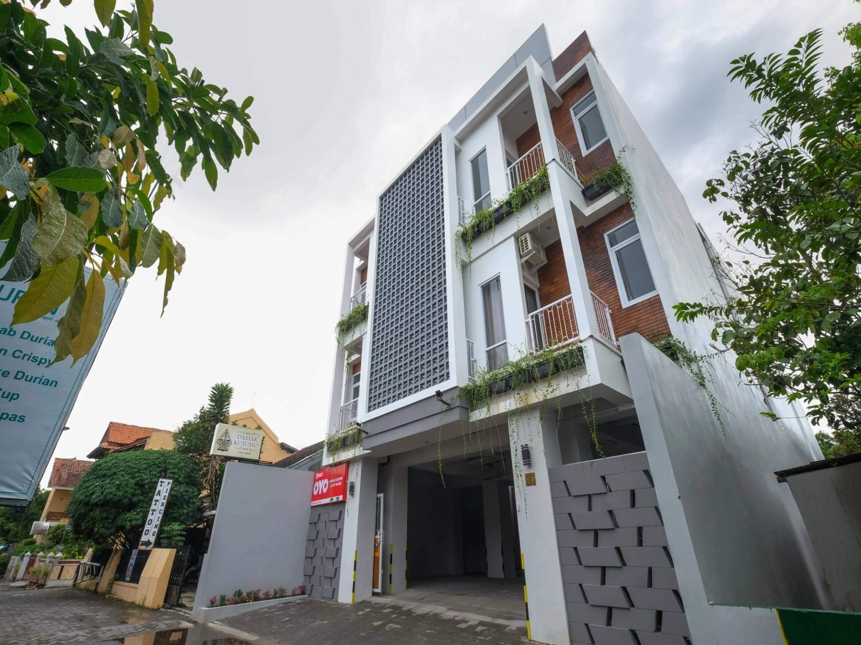 Property building in Super OYO Collection O 90023 Damar Kusumo Guest House