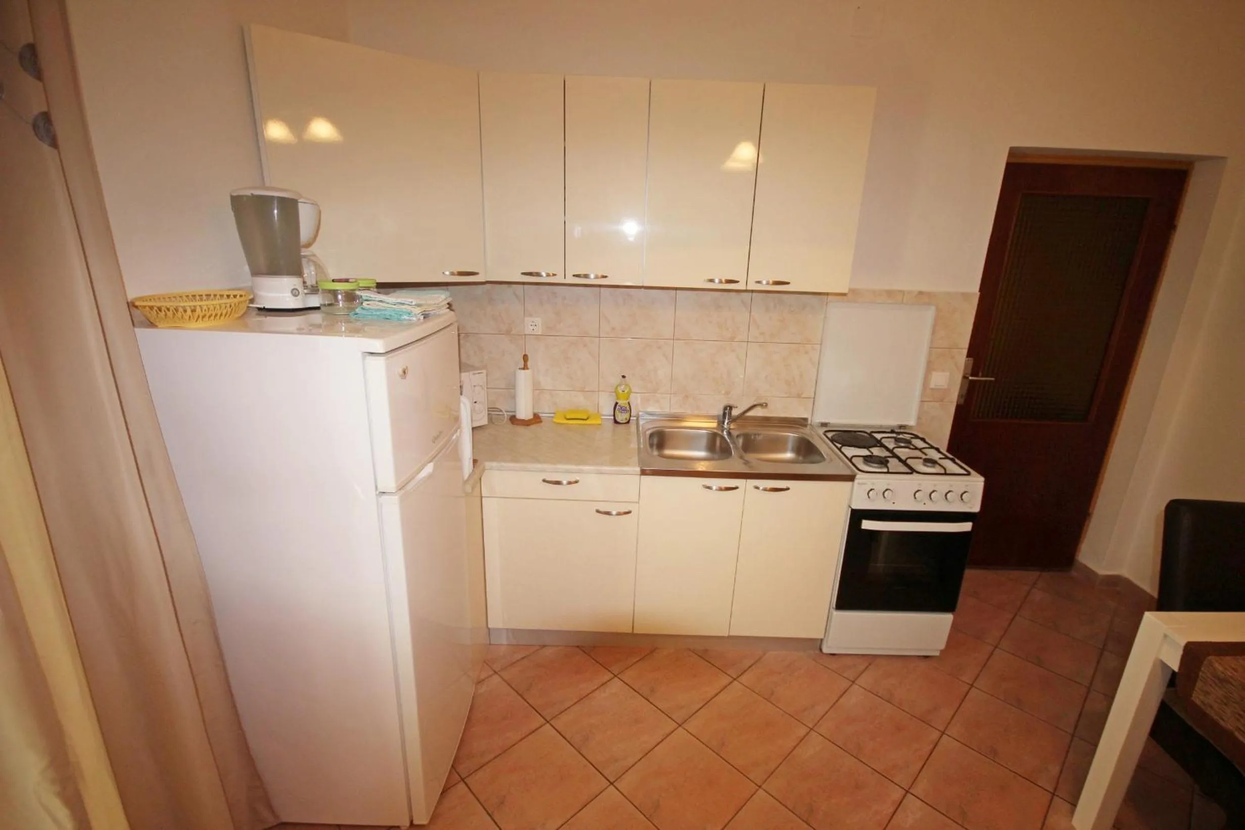 kitchen in Cosy apartment 5min to beach Mirela Borik