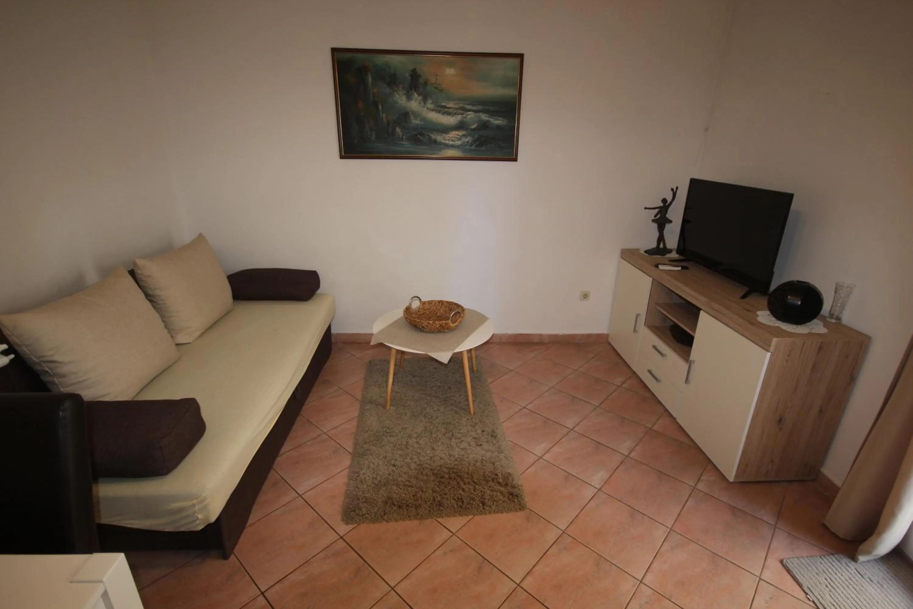 TV and multimedia in Cosy apartment 5min to beach Mirela Borik