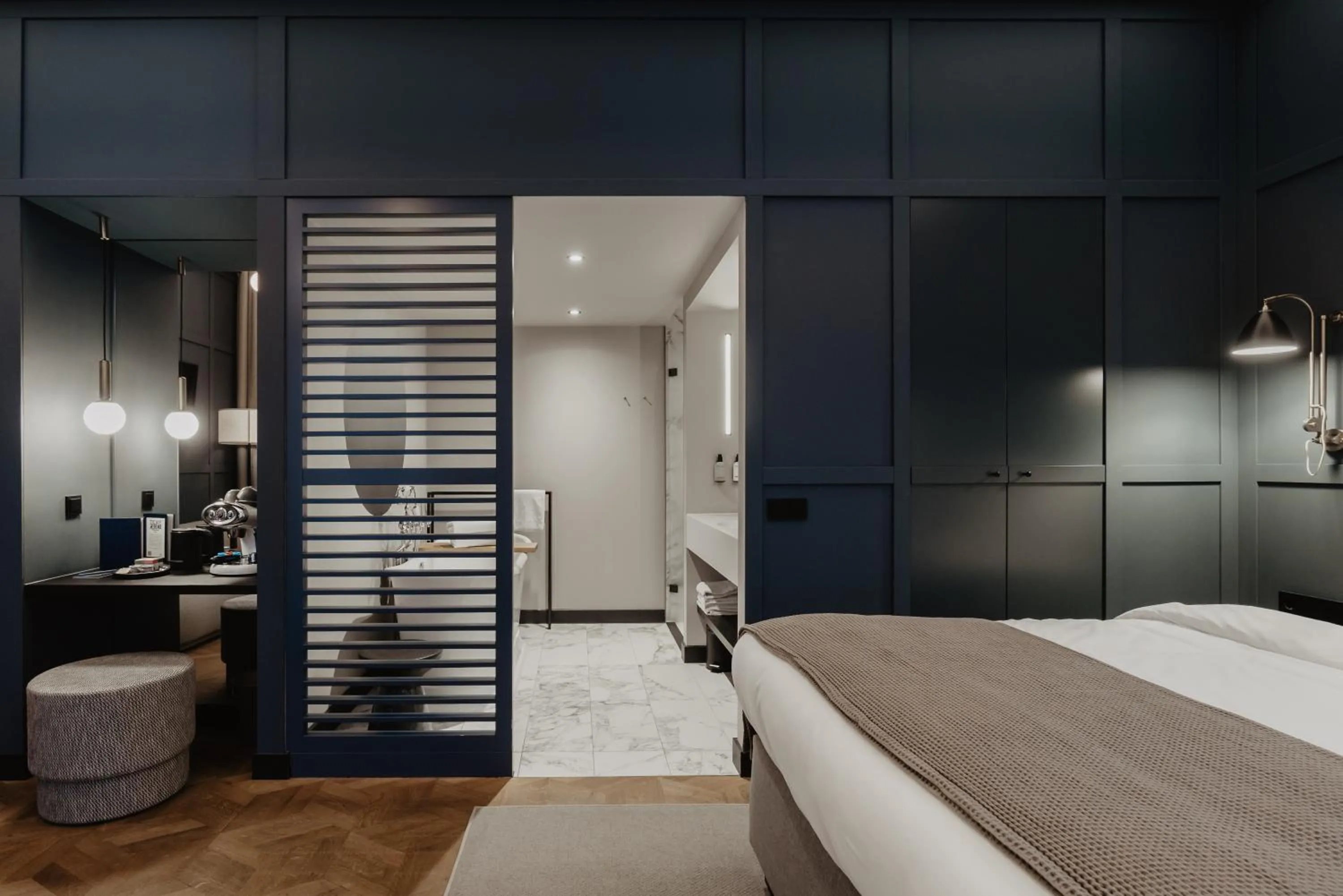 Bathroom, Bed in The Nox Hotel